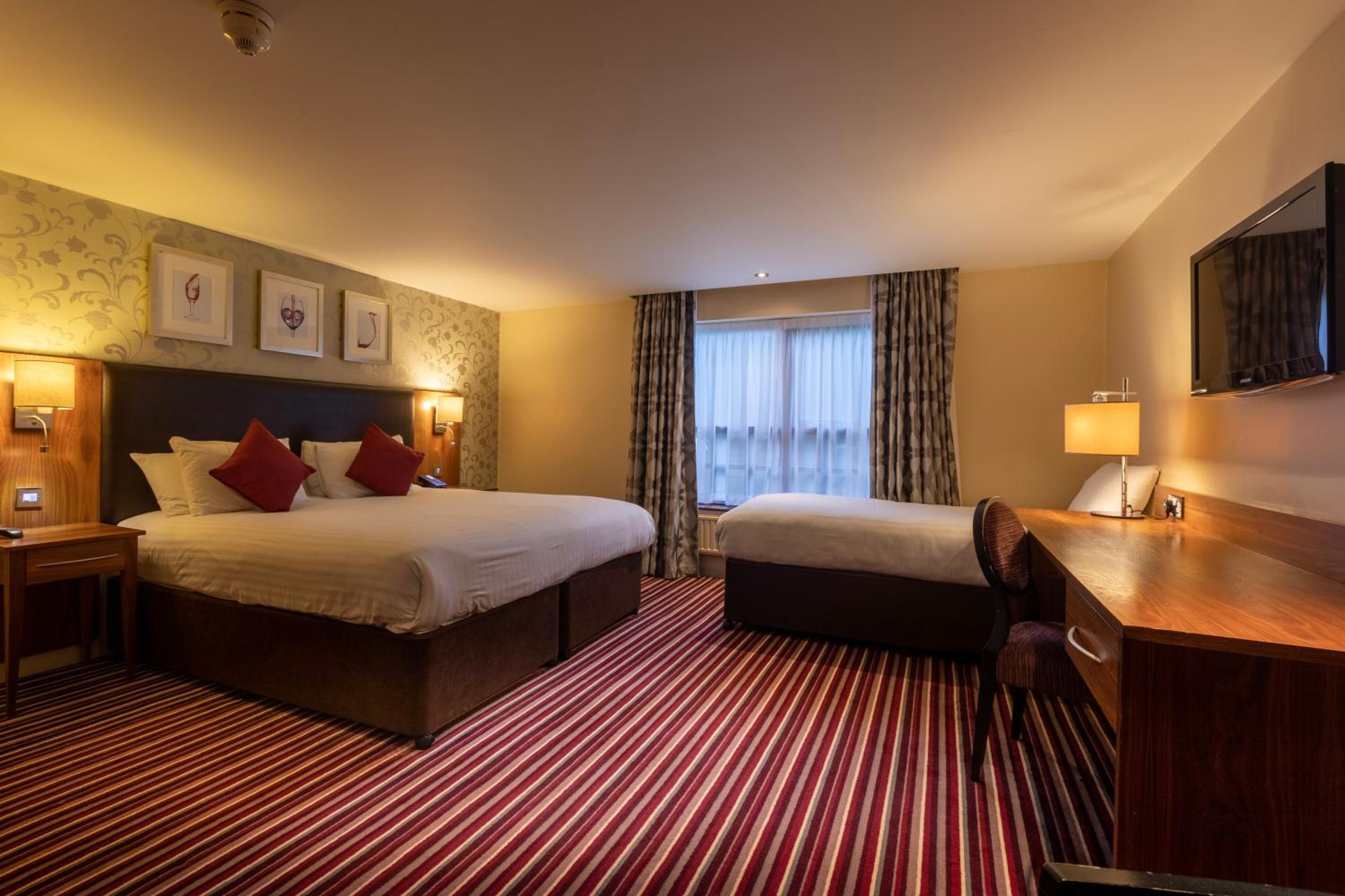 Family Room with Double and Single Beds - Photo 2