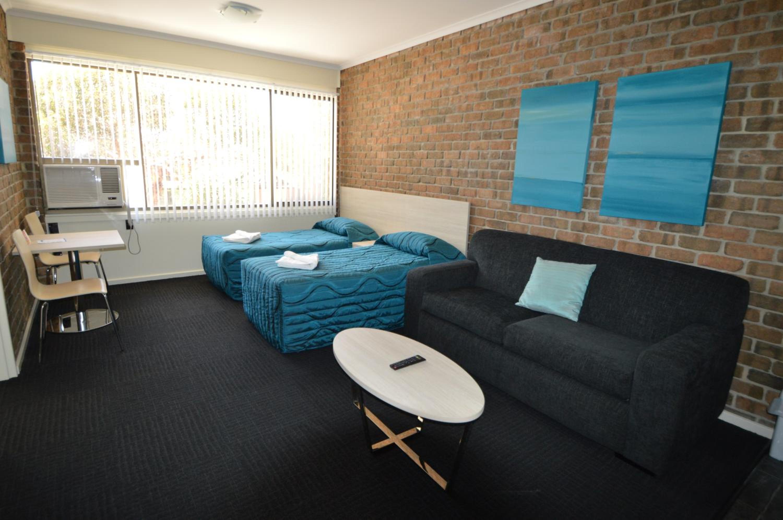 Family Room - Photo 4
