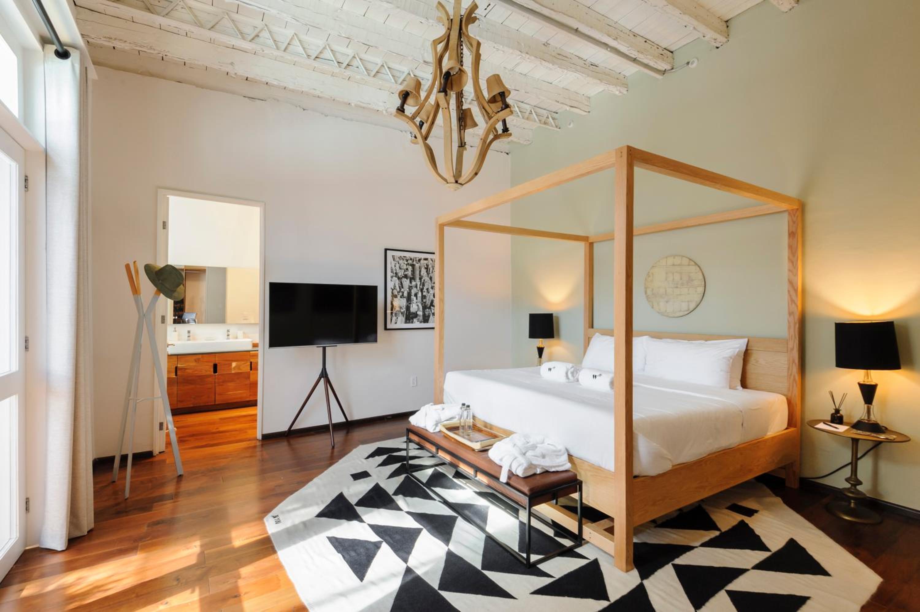 Deluxe King Suite photo 1