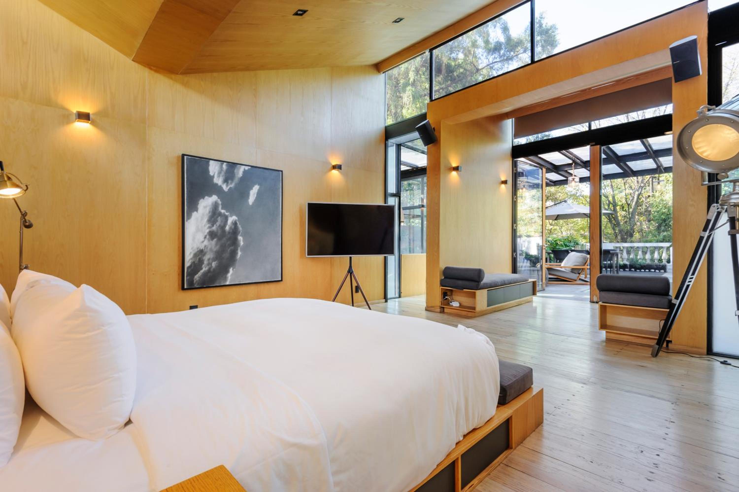 King Suite with Balcony photo 1