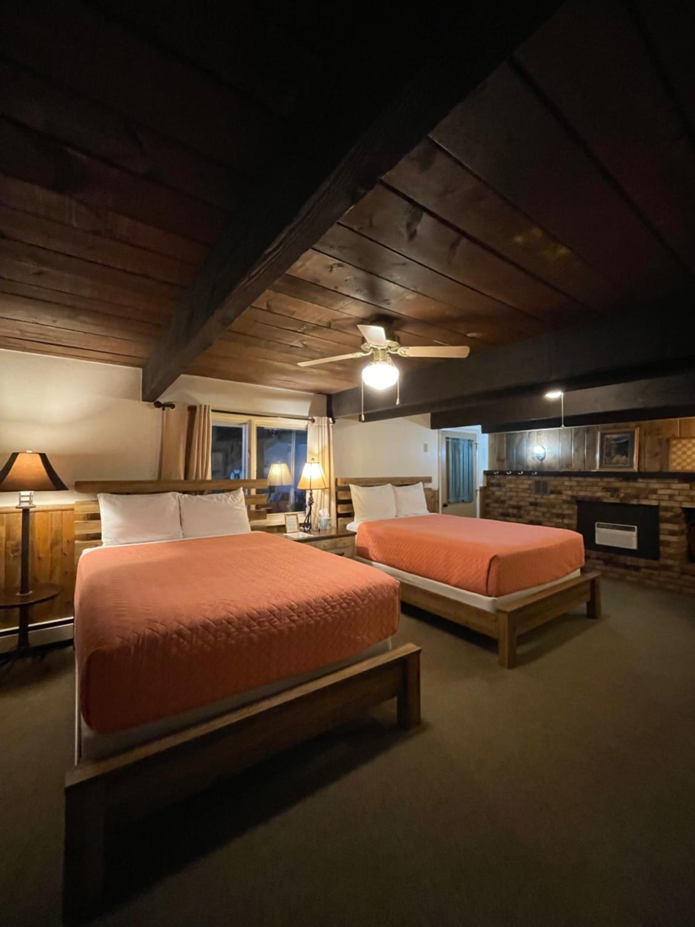 Queen Room with Two Queen Beds photo 2