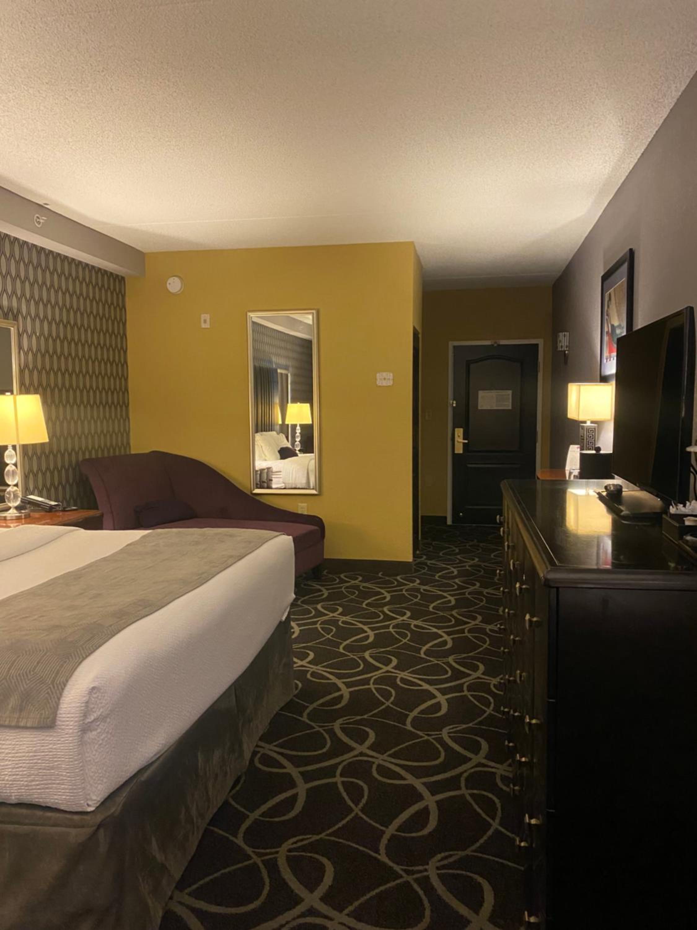 Deluxe ADA with One Queen Bed