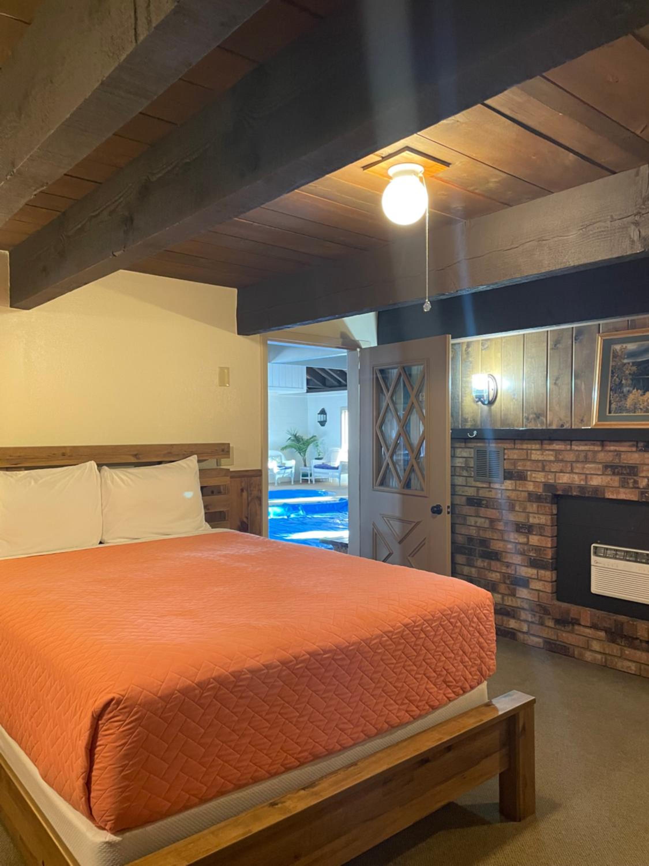 Queen Room with Two Queen Beds photo 3