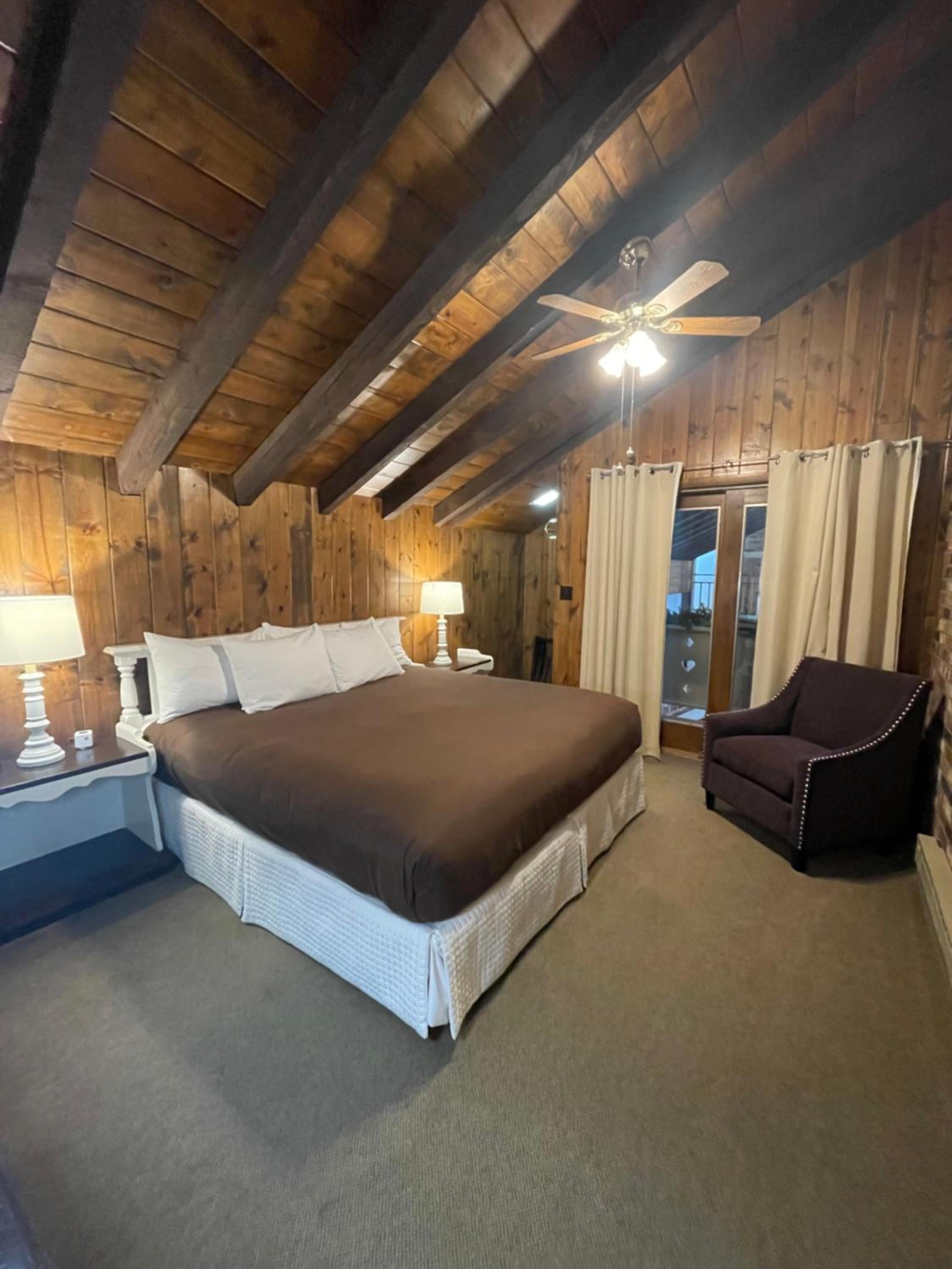 Deluxe King Suite photo 1