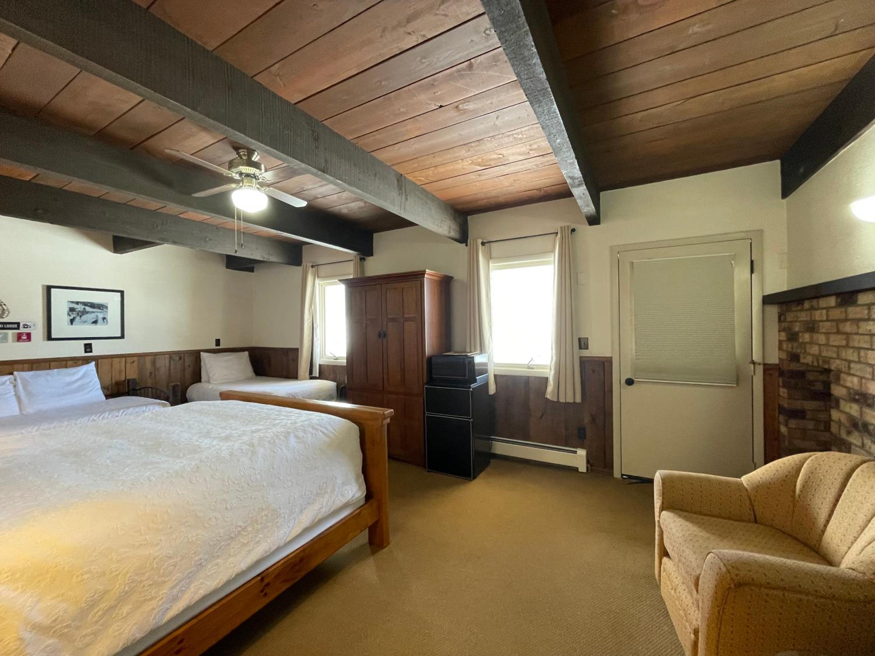 Quadruple Room with Mountain View photo 3