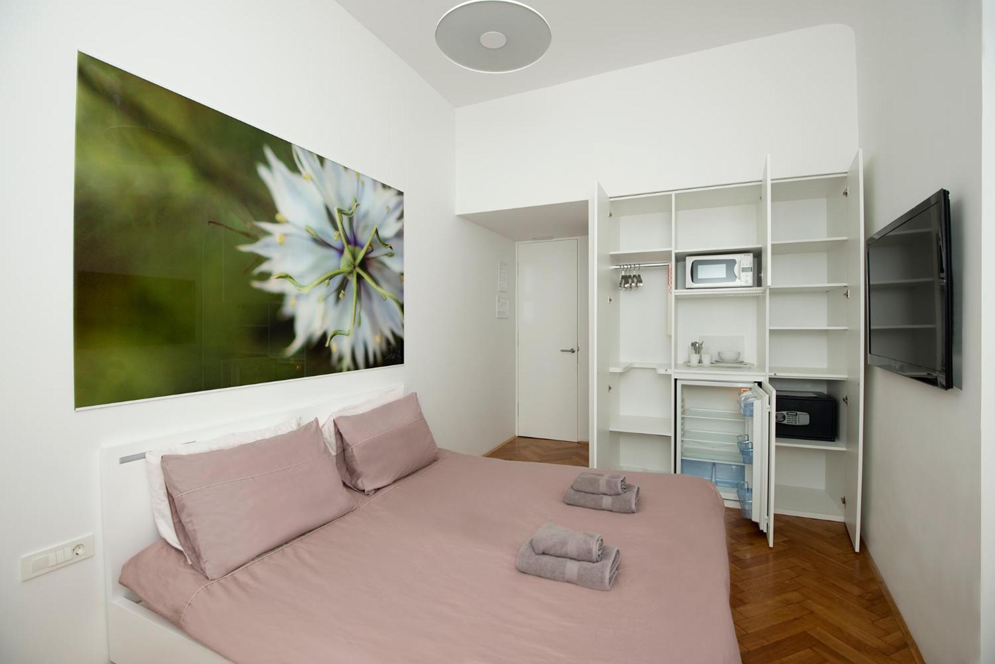 Double Room with River View - Photo 11