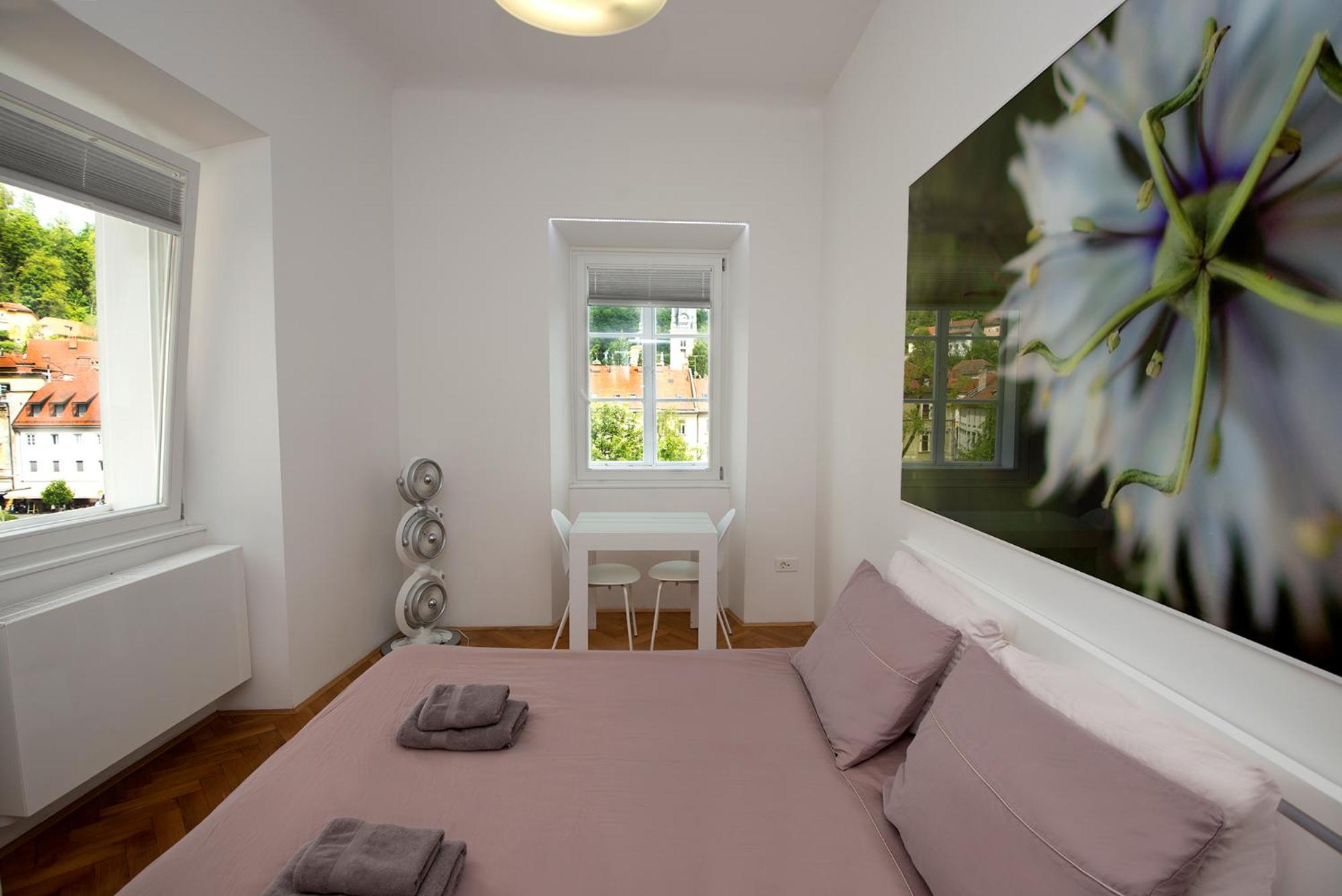 Double Room with River View - Photo 1