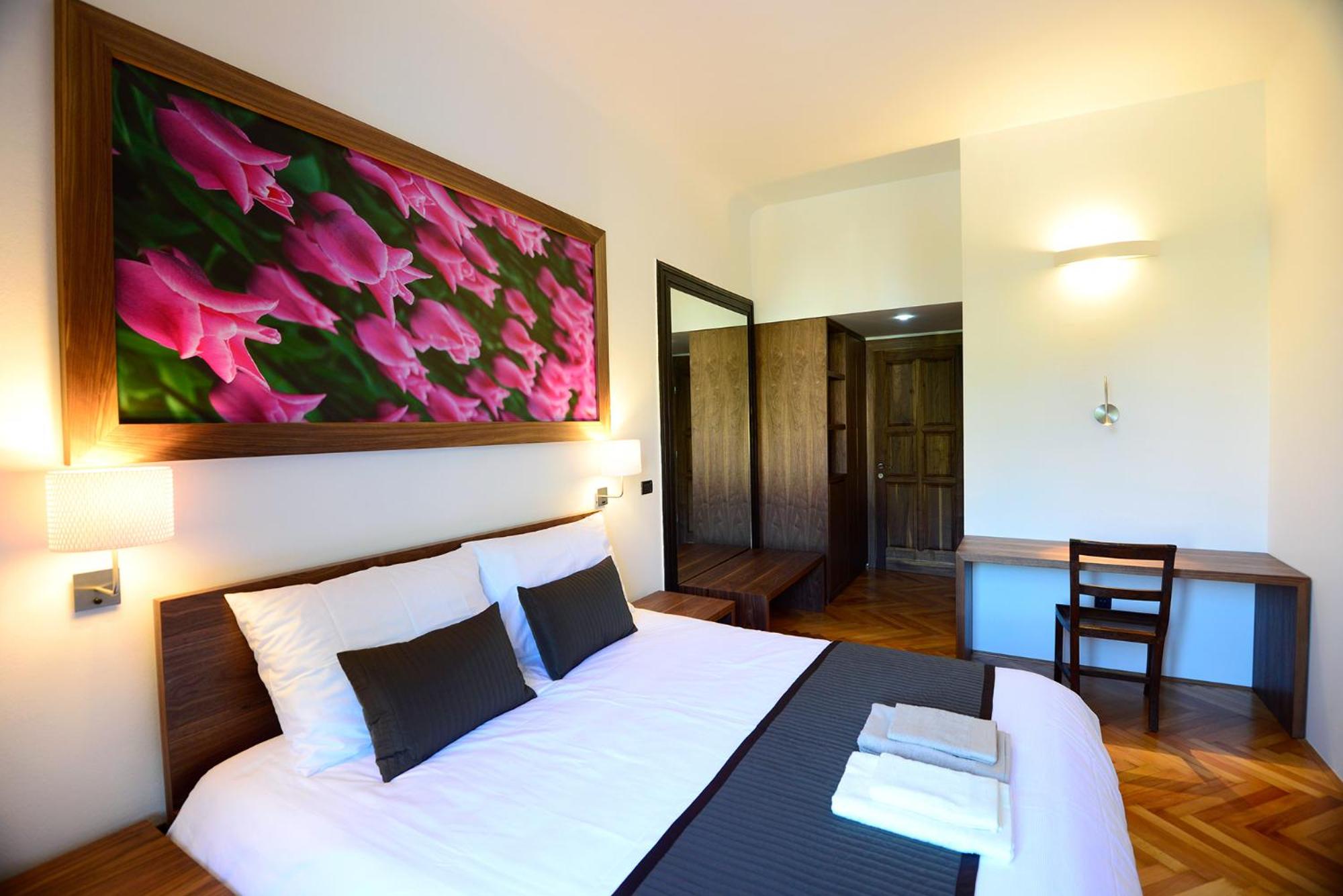 Double Room with River View - Photo 23