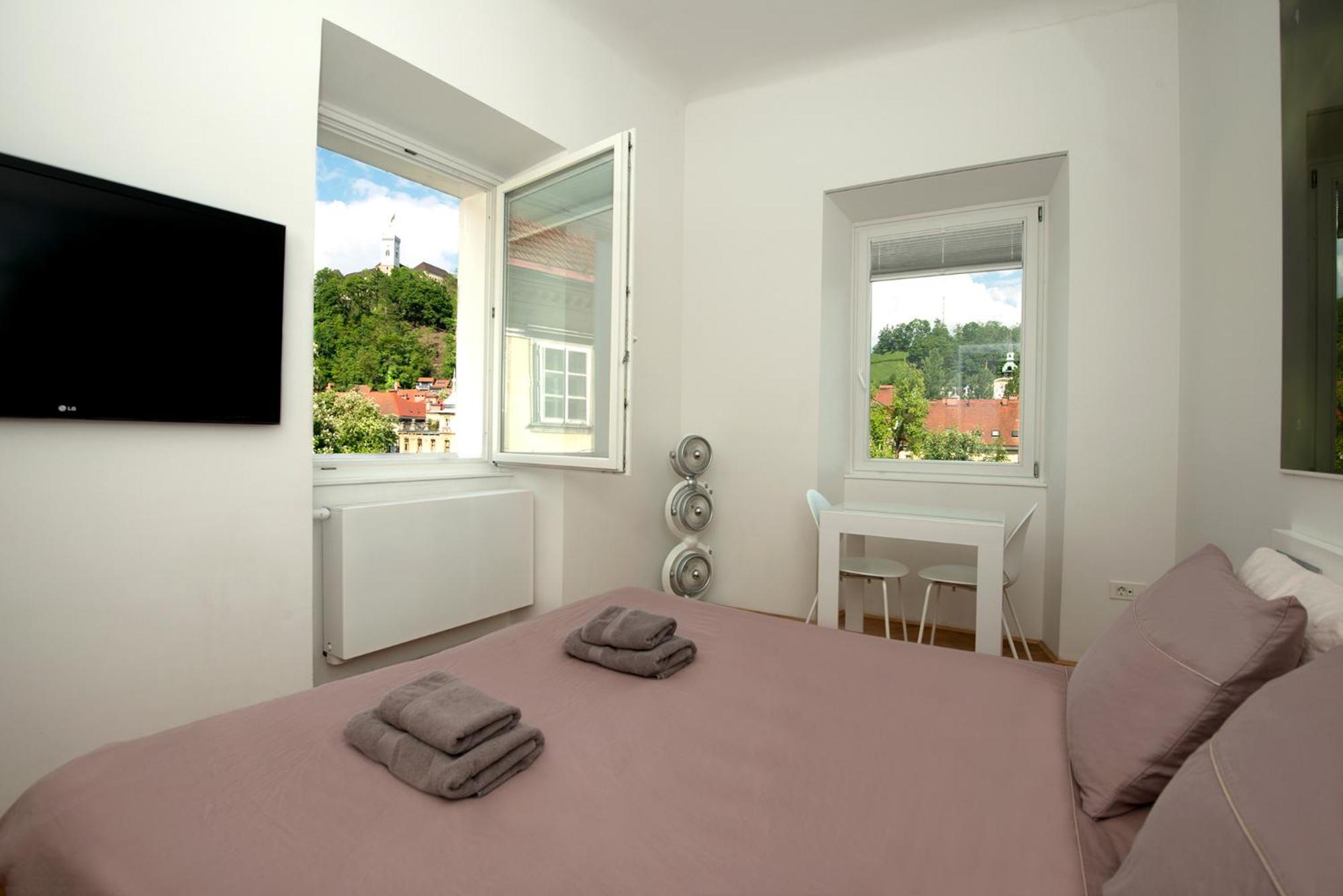 Double Room with River View - Photo 22