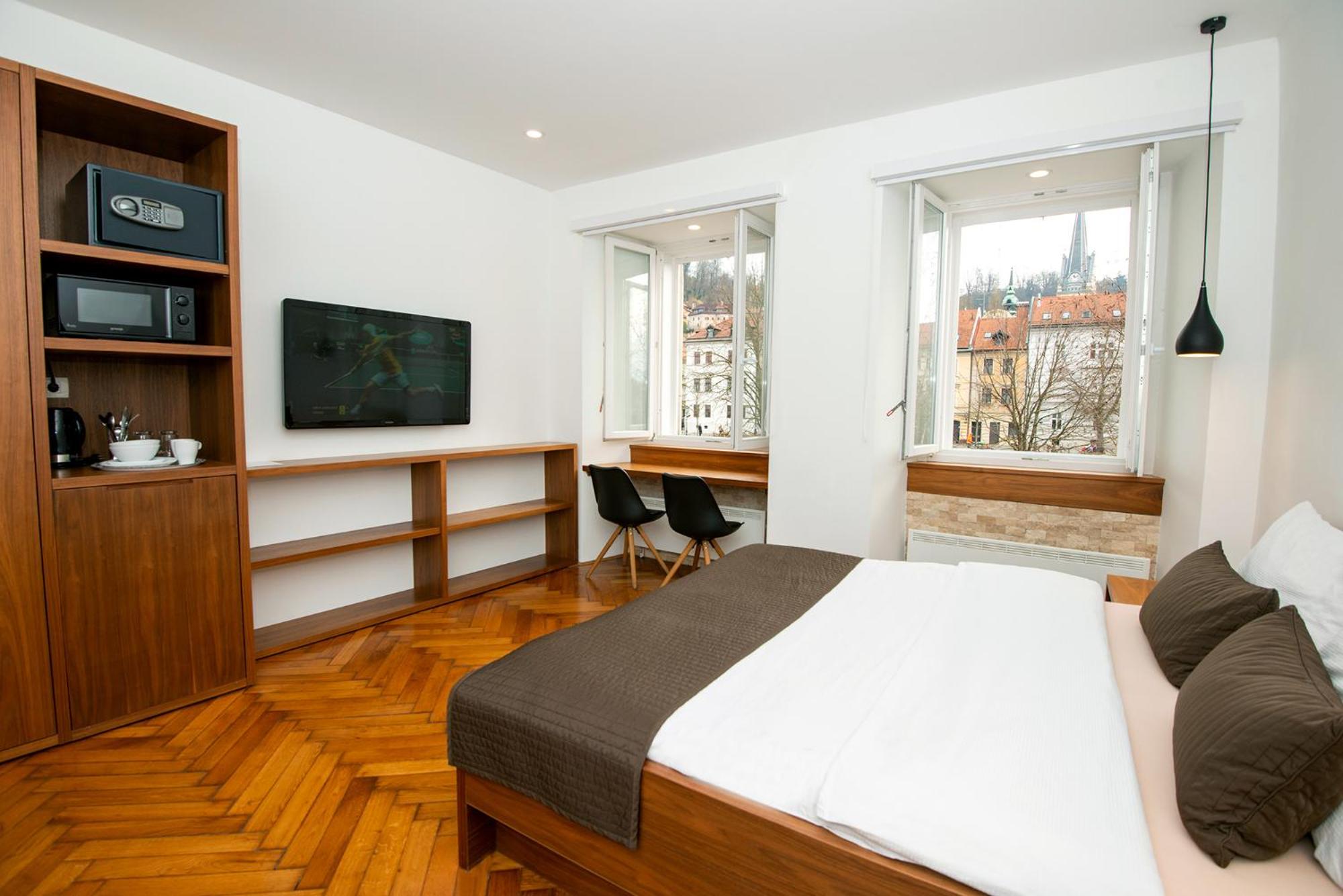 Double Room with River View - Photo 4