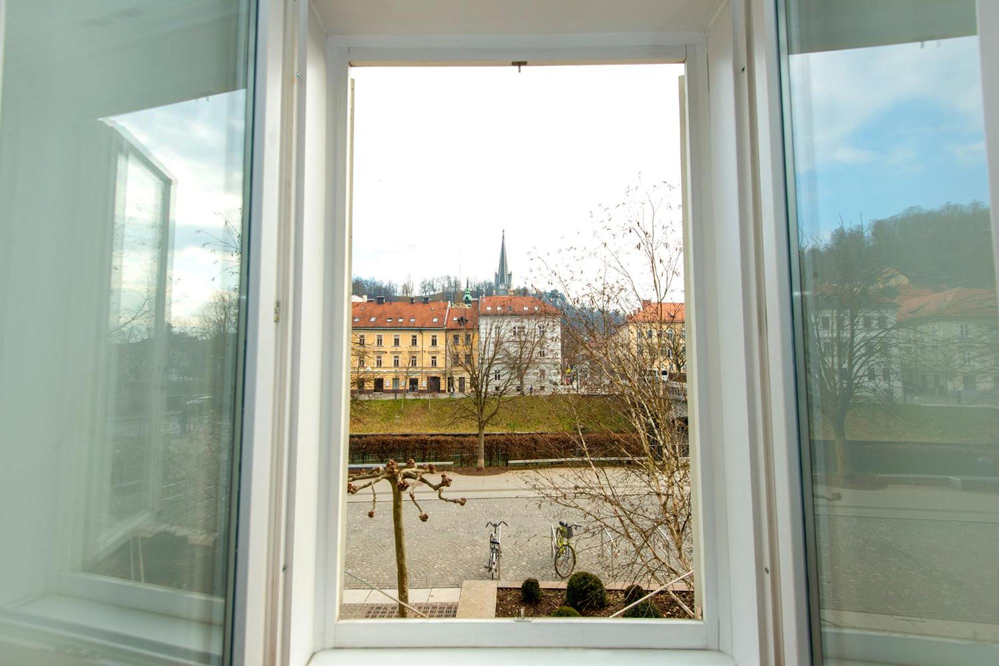 Double Room with River View - Photo 5
