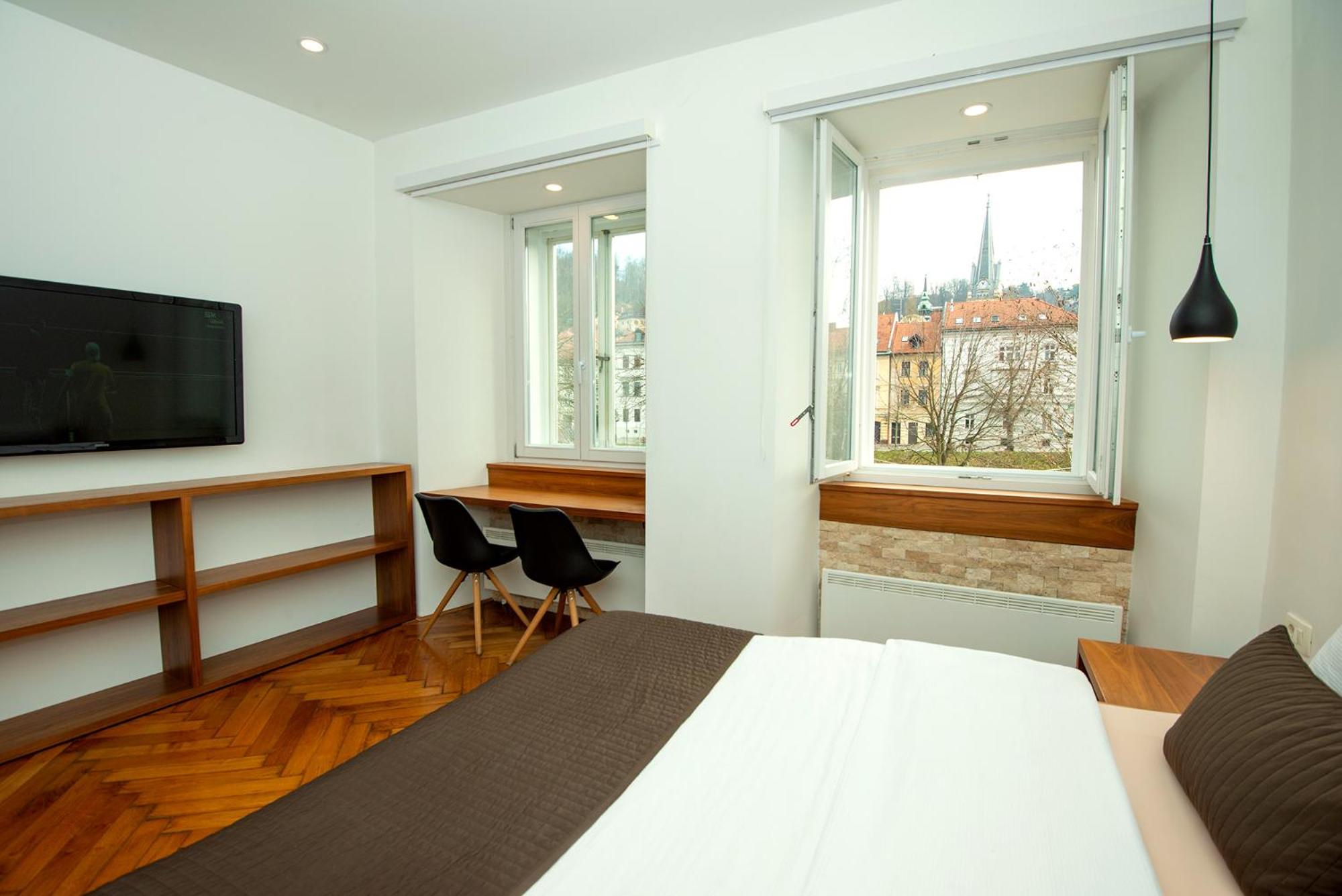 Double Room with River View - Photo 26