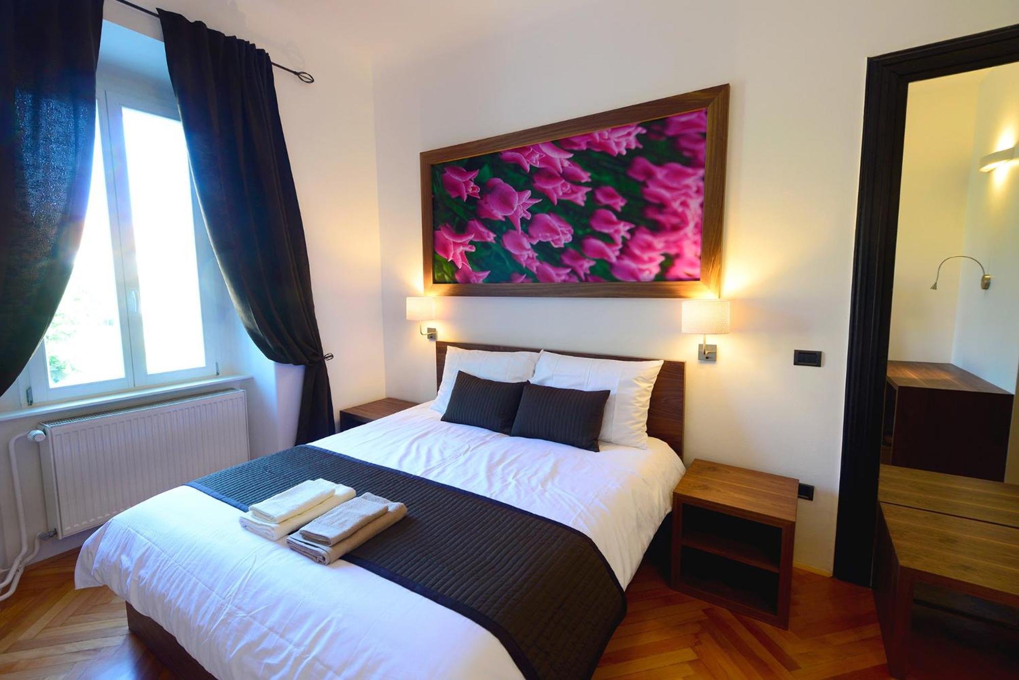 Double Room with River View - Photo 6