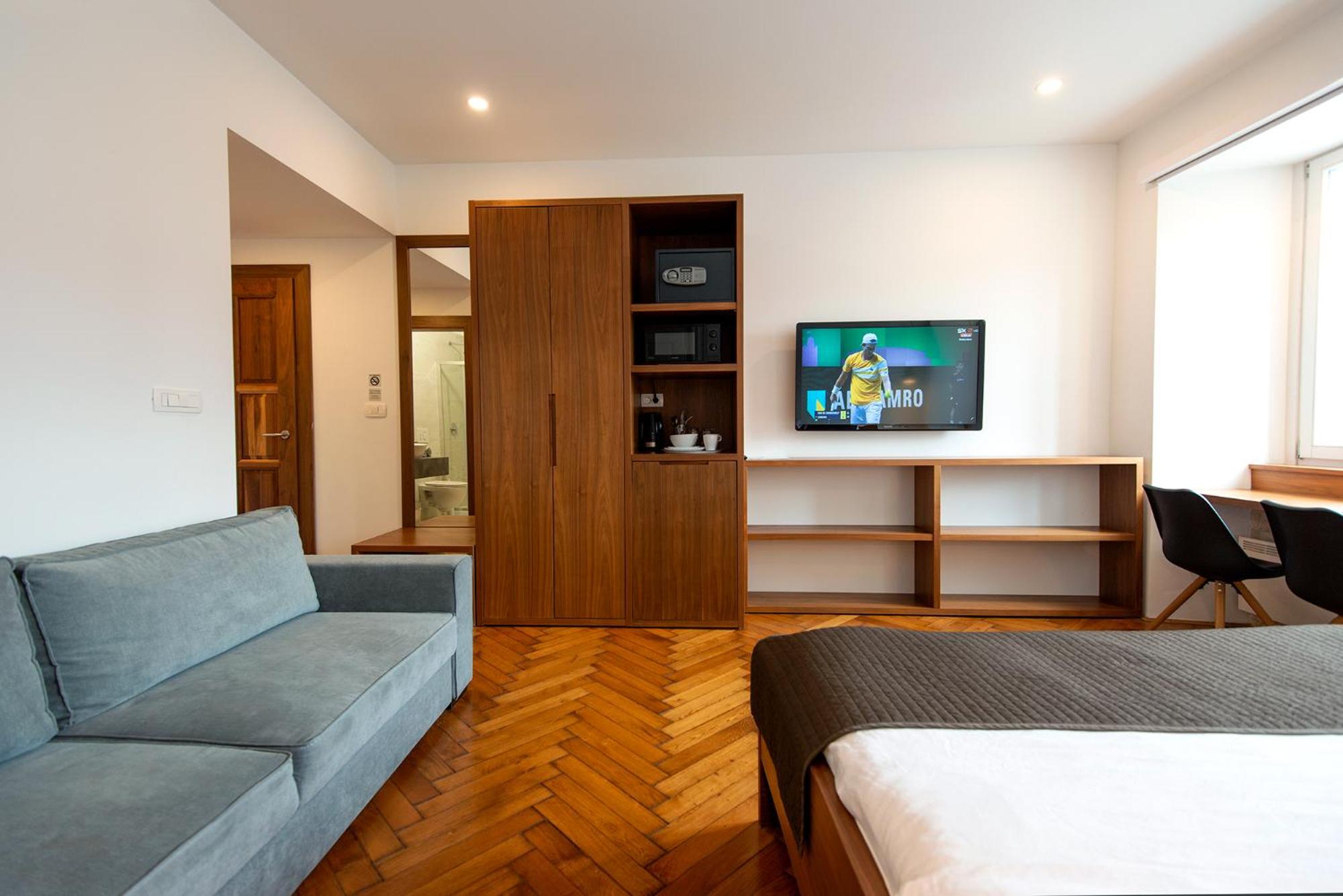 Double Room with River View - Photo 9