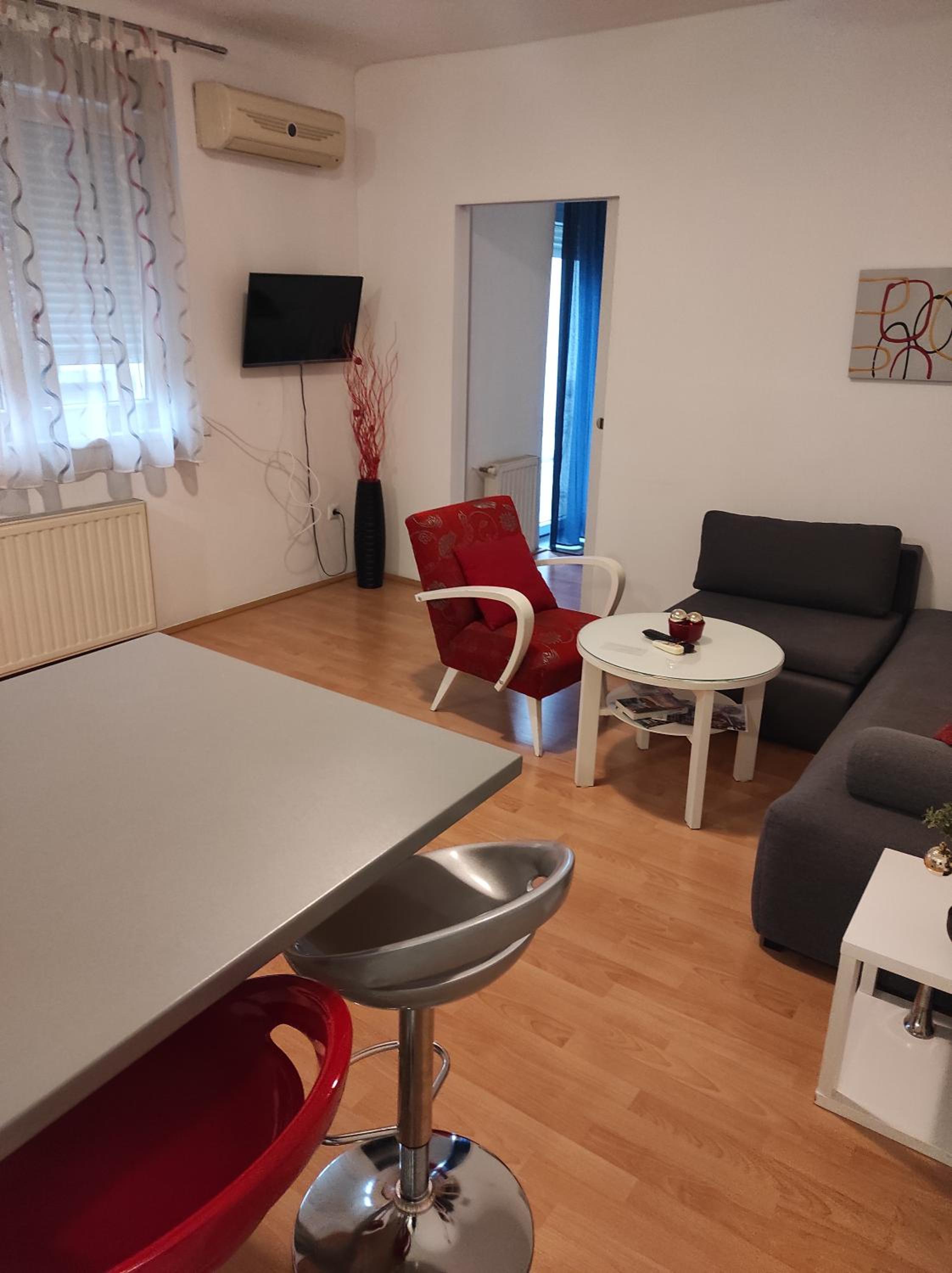 One-Bedroom Apartment - Photo 1