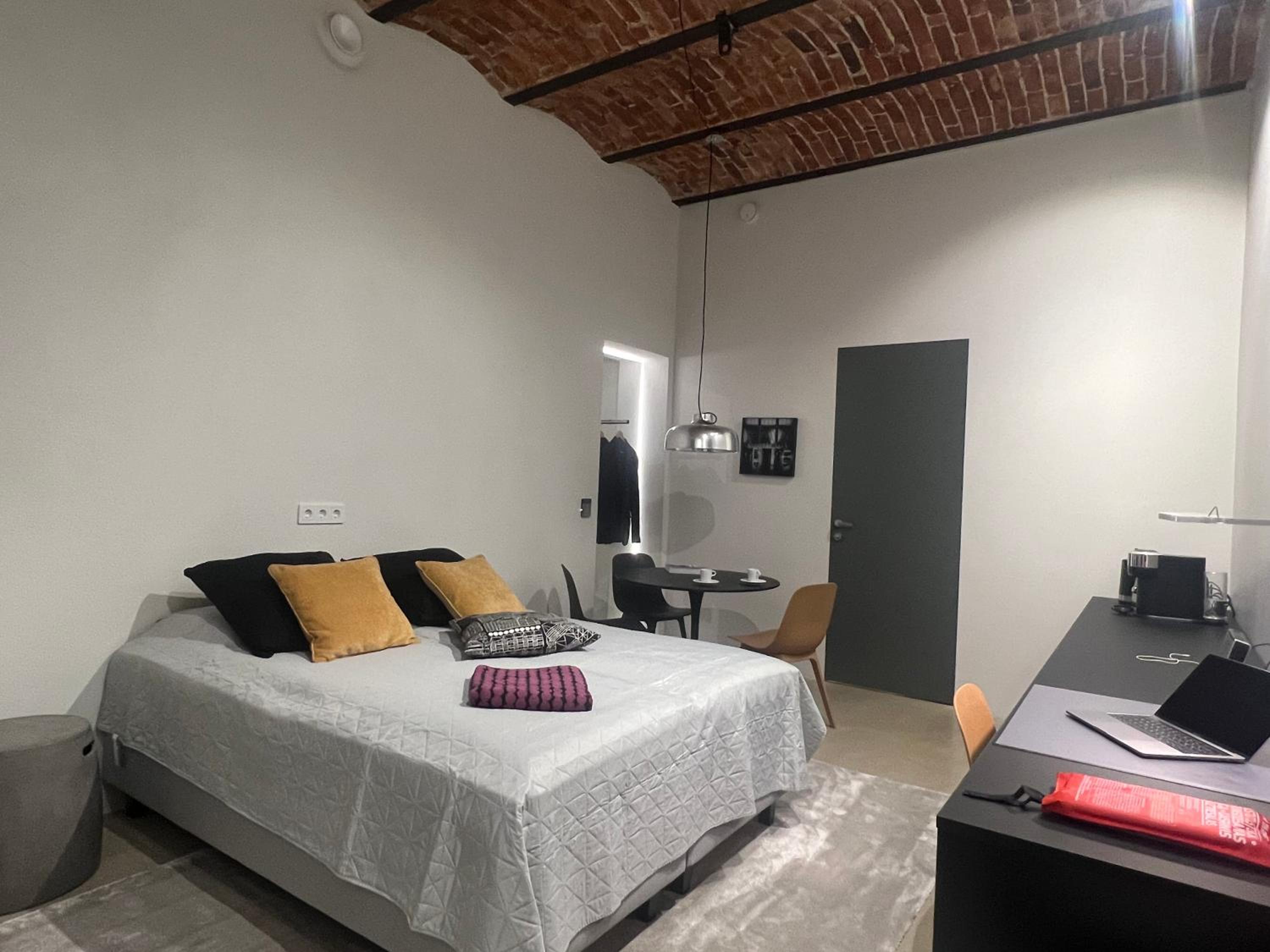 One-Bedroom Apartment - Photo 12