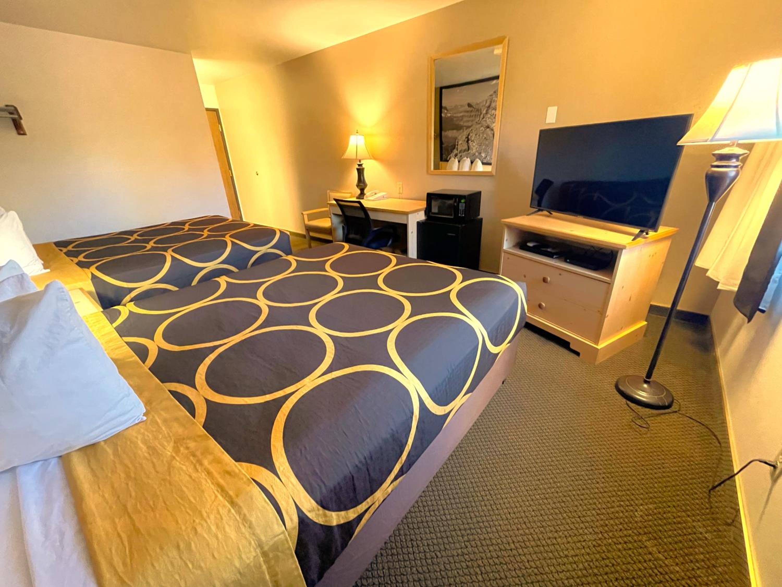 Queen Room with Two Queen Beds - Non-Smoking - Photo 6