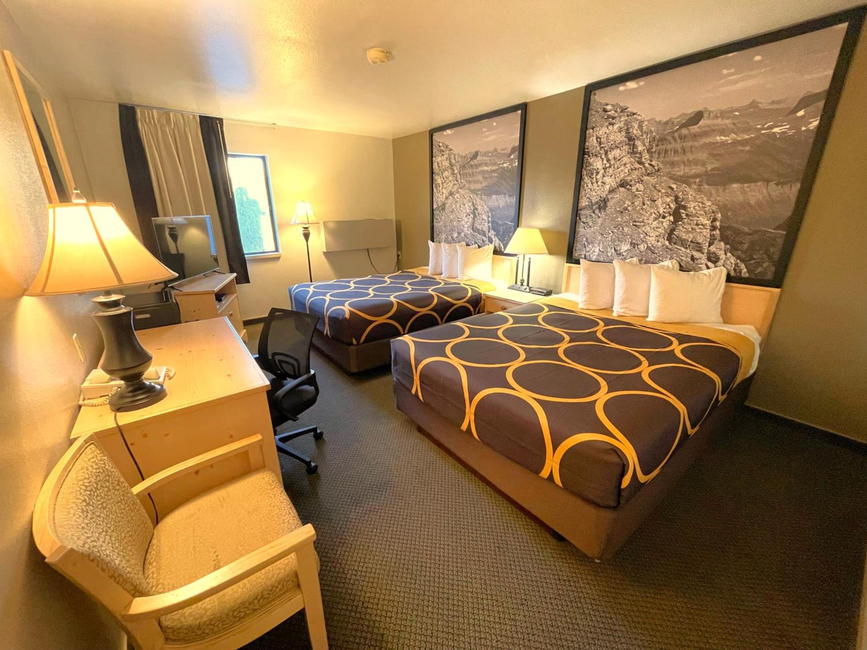 Queen Room with Two Queen Beds - Non-Smoking - Photo 1