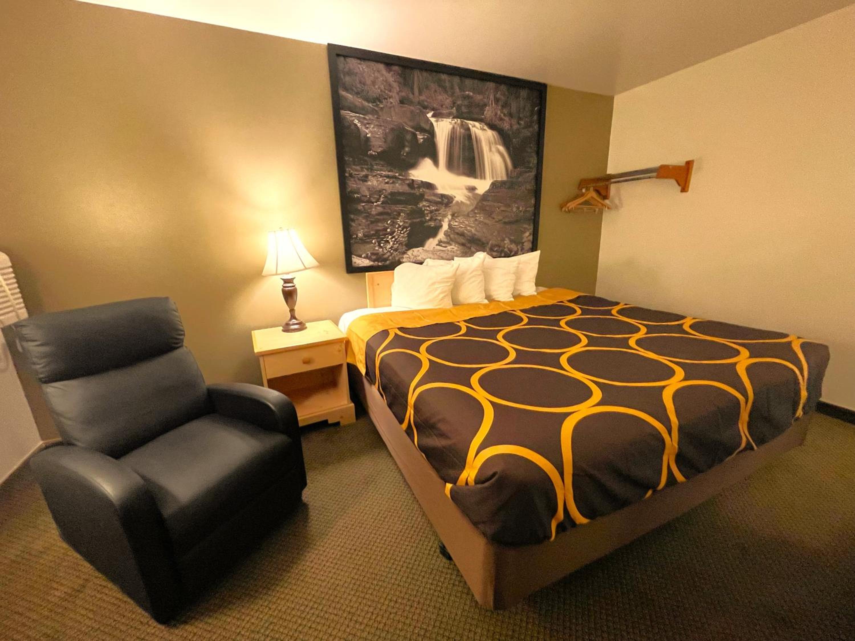 King Room - Non-Smoking - Photo 7