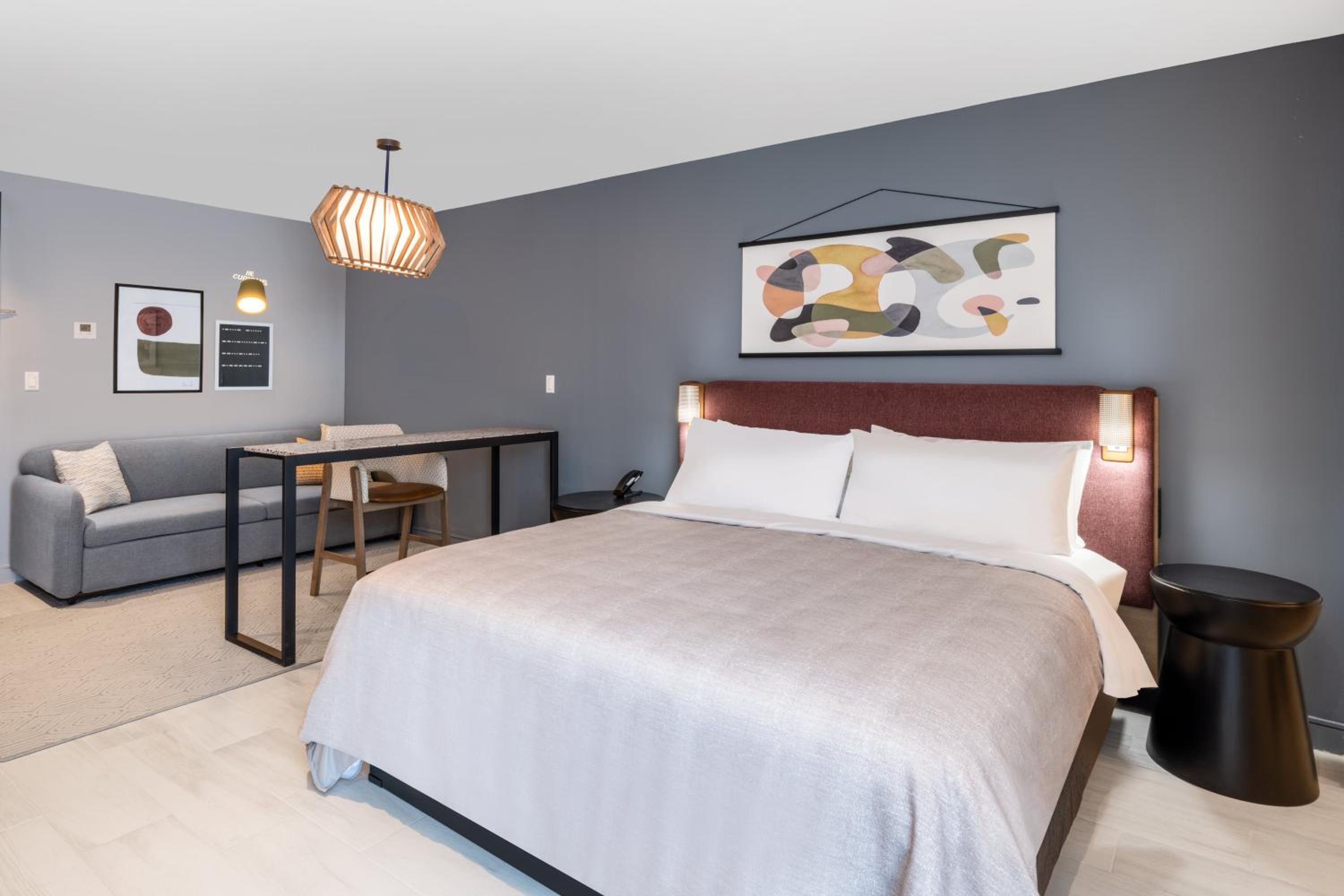 One-Bedroom King Suite with Balcony photo 3