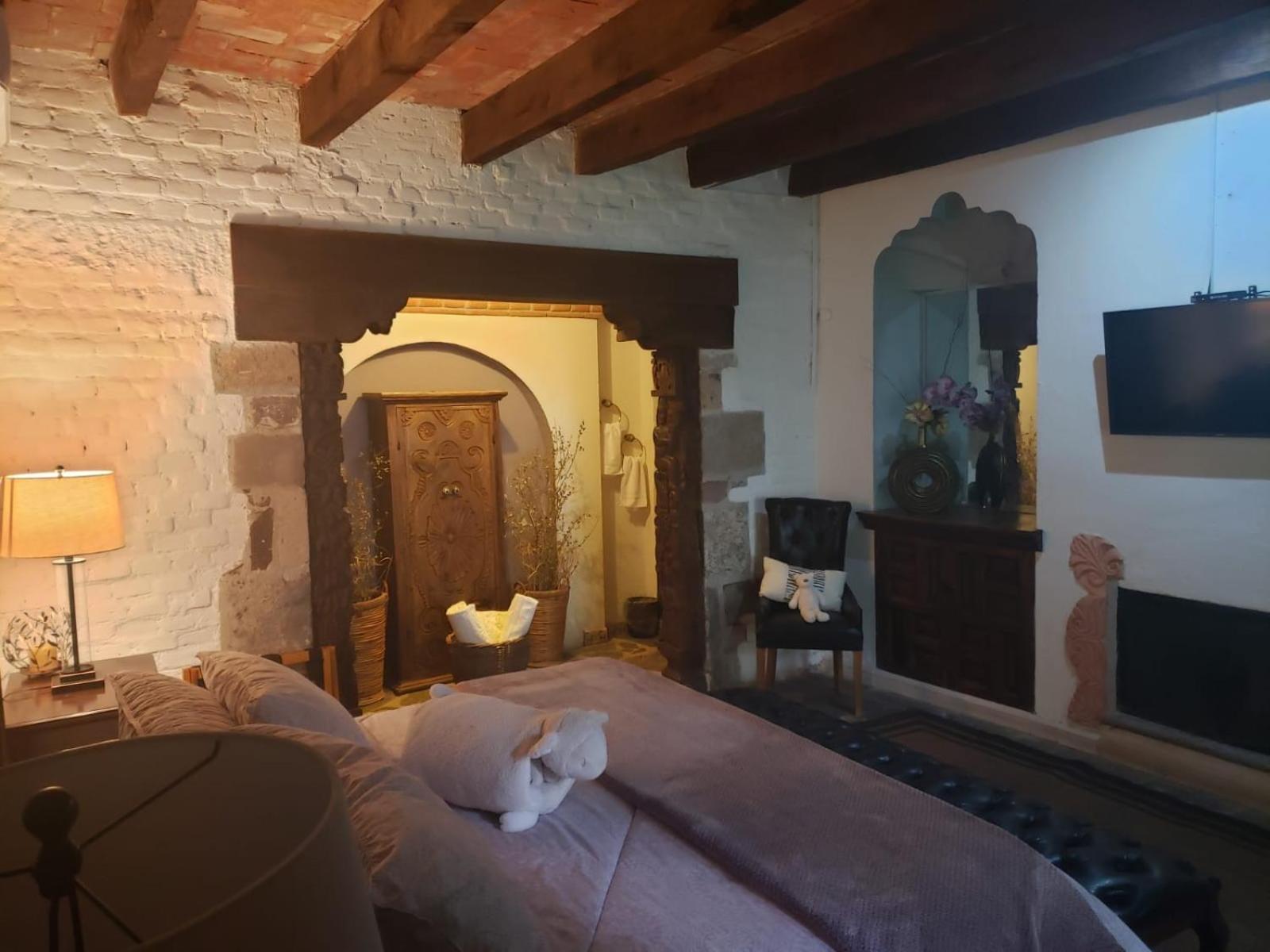 Deluxe Queen Suite