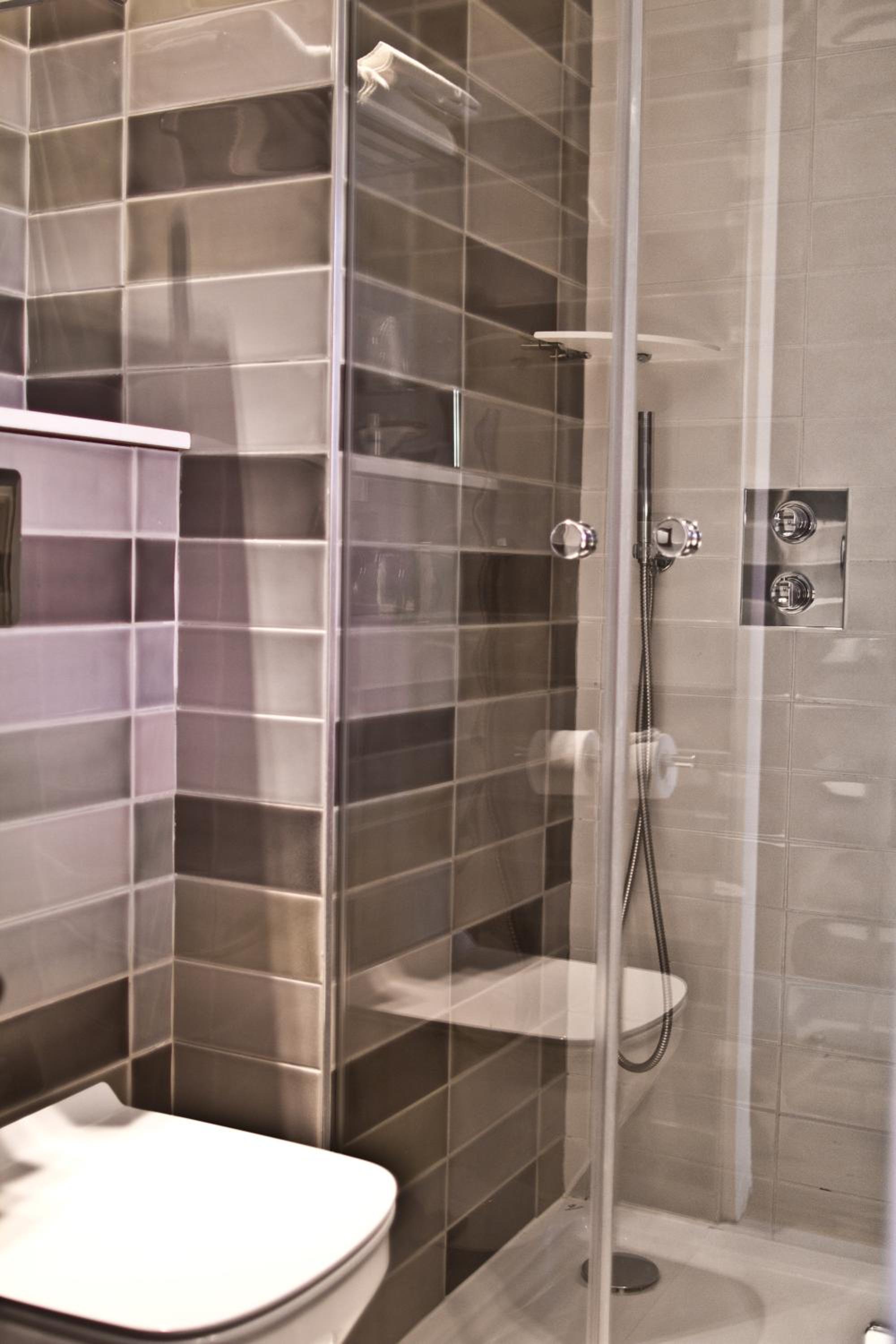 Small Single Room - Shower photo 3