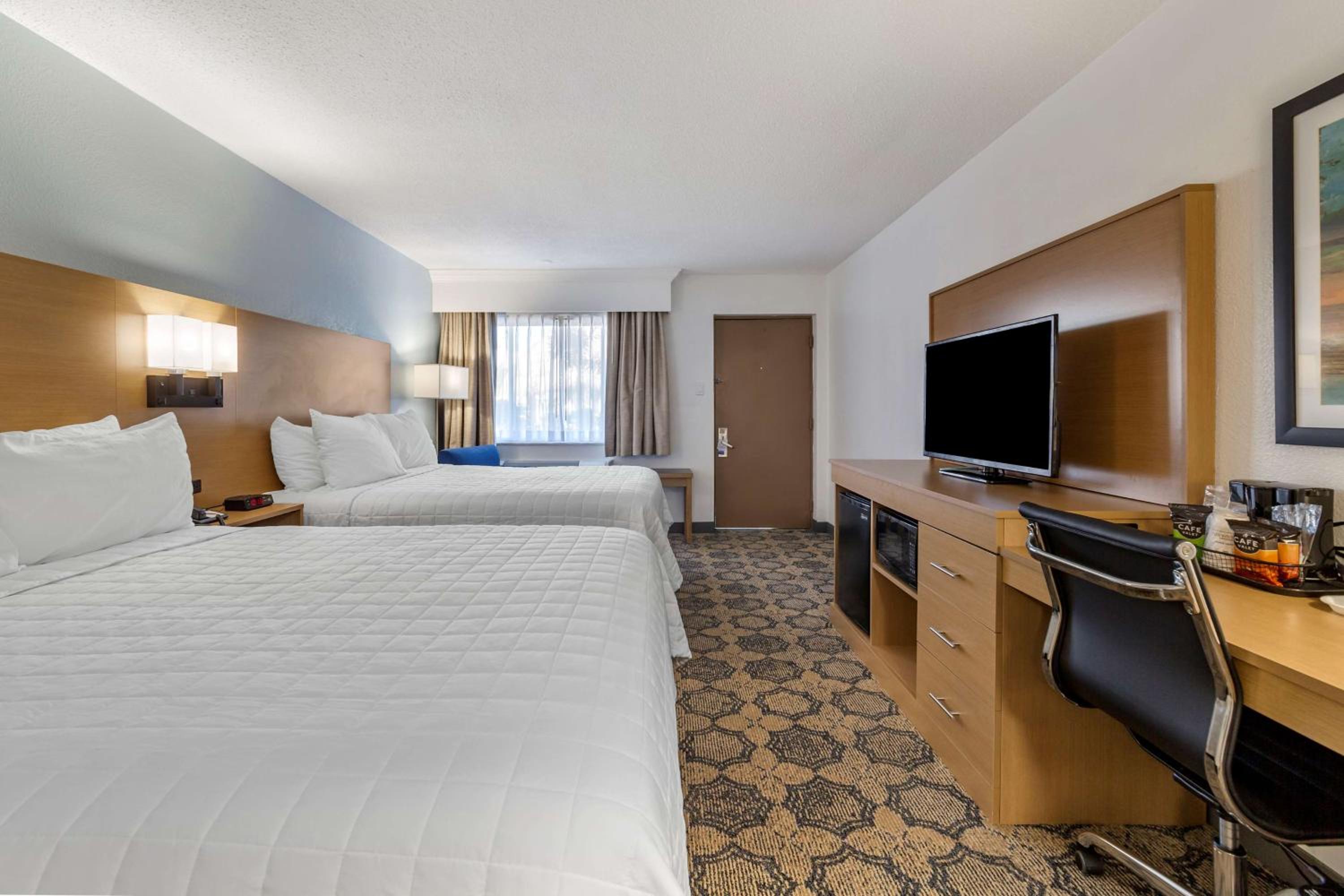 Queen Room with Two Queen Beds - Upstairs - Non-Smoking - Photo 4