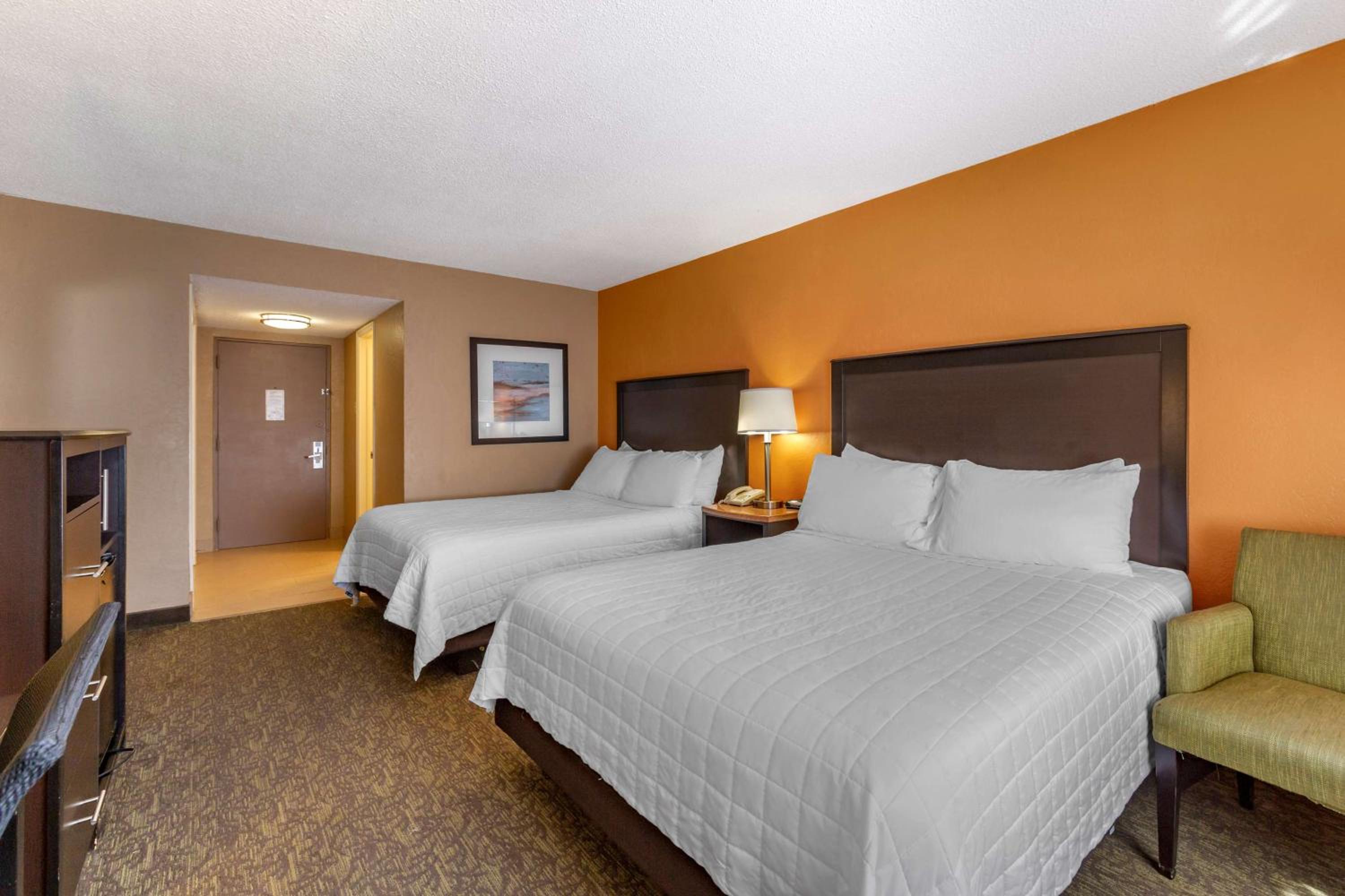 Queen Room with Two Queen Beds - Downstairs - Non-Smoking - Photo 4