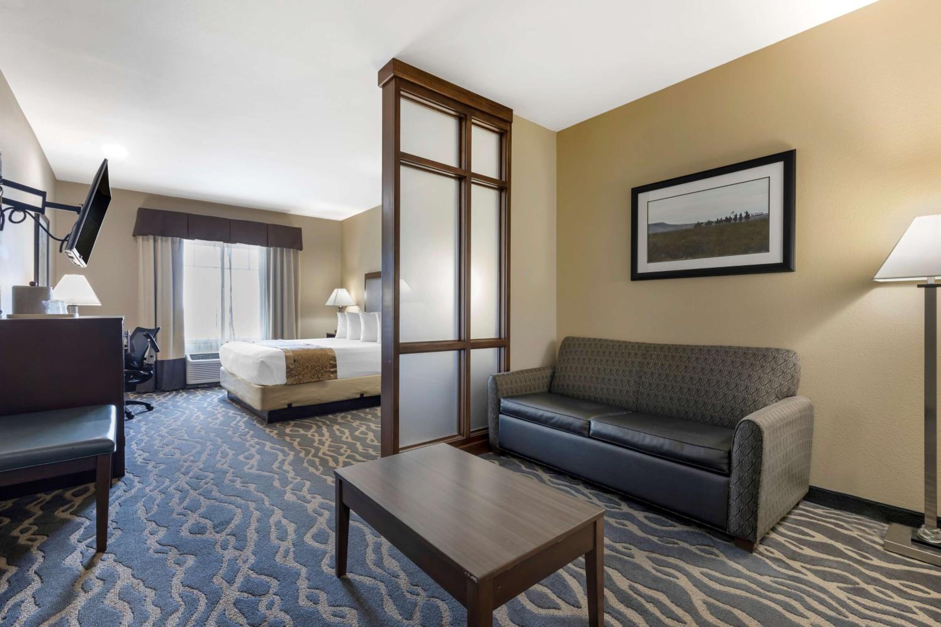 King Suite with Sofa Bed and Bath Tub - Disability Access/Non-Smoking