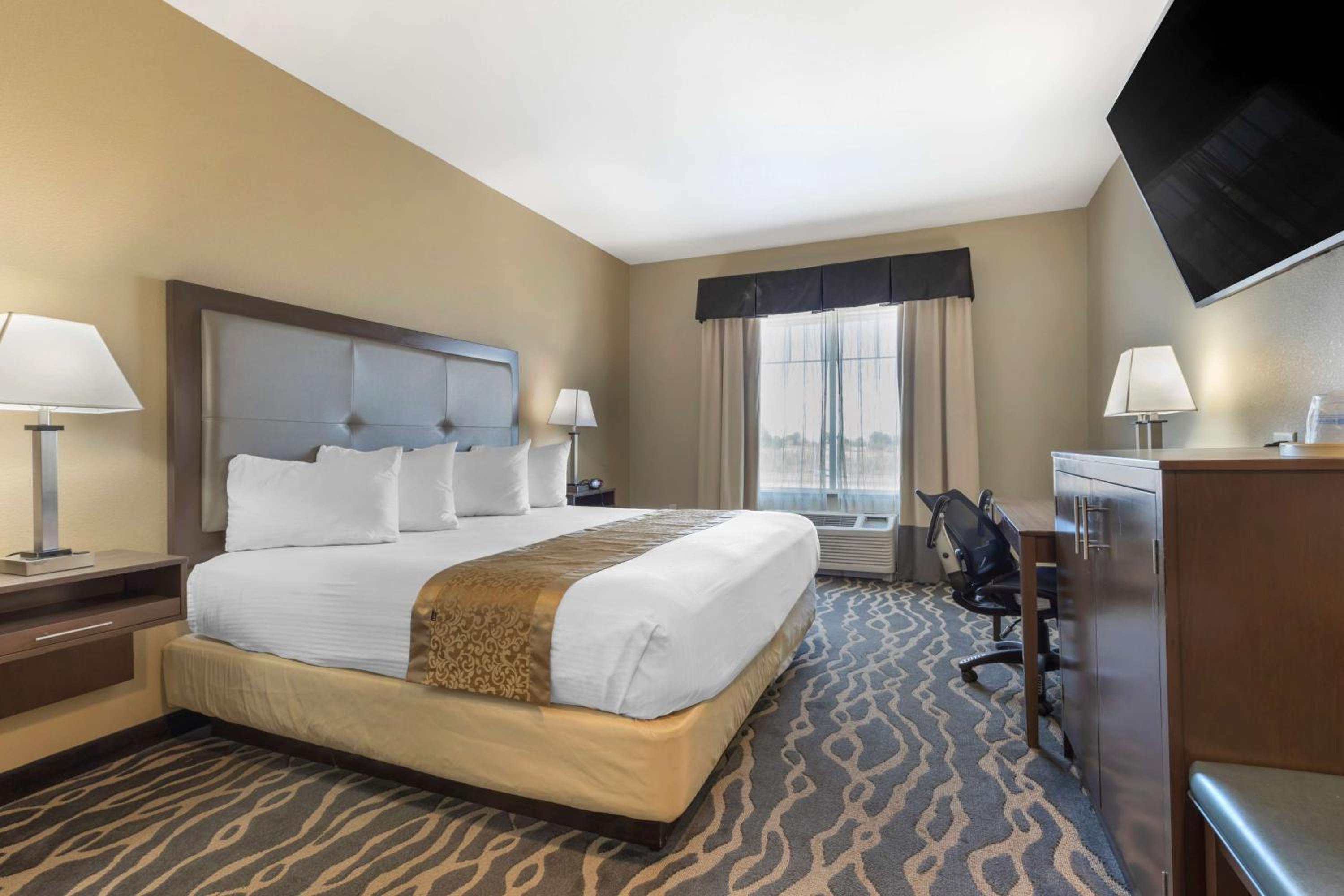 King Suite with Sofa Bed and Kitchen