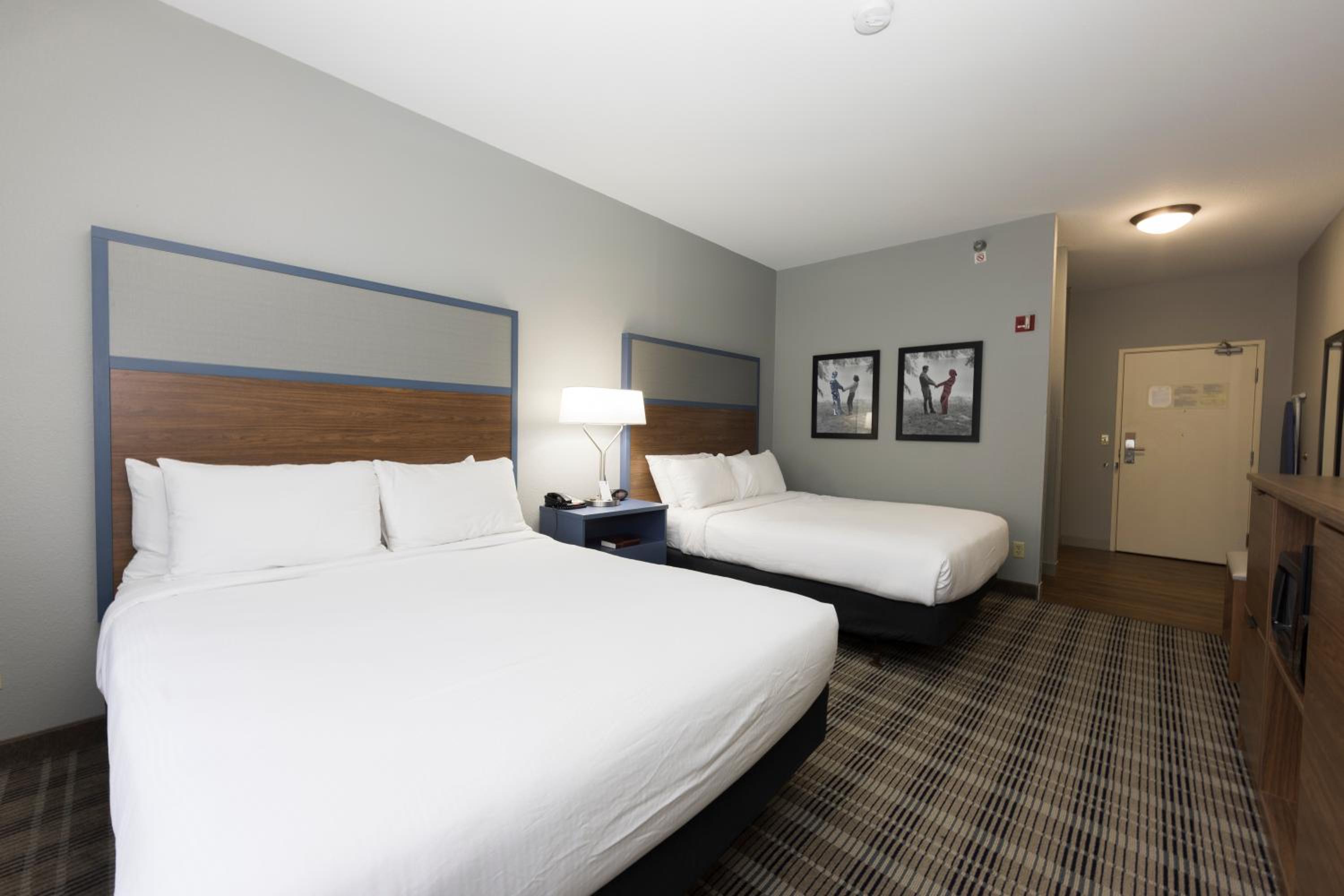 Queen Room with Two Queen Beds - Disability Access - Photo 9