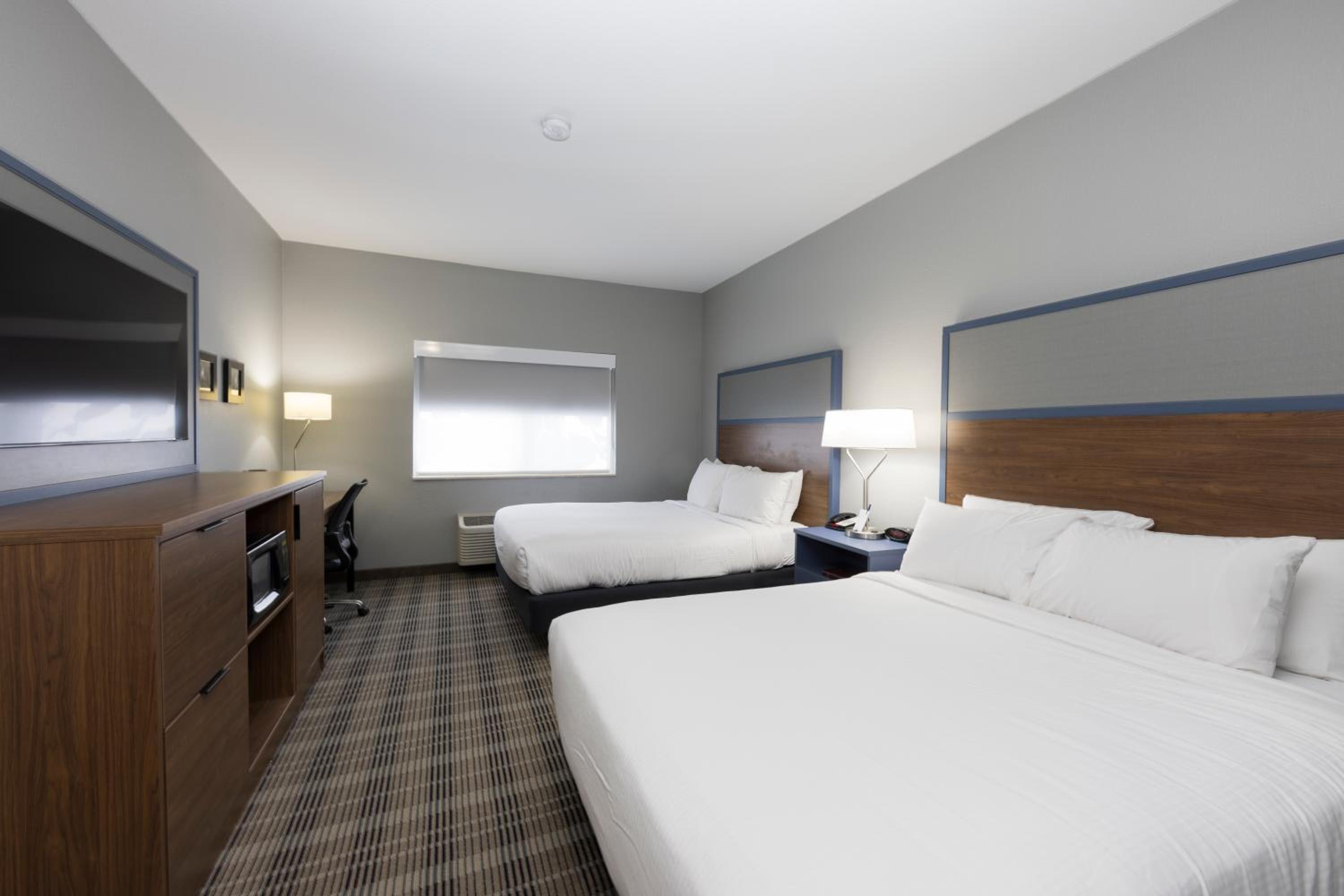 Queen Room with Two Queen Beds - Disability Access - Photo 12