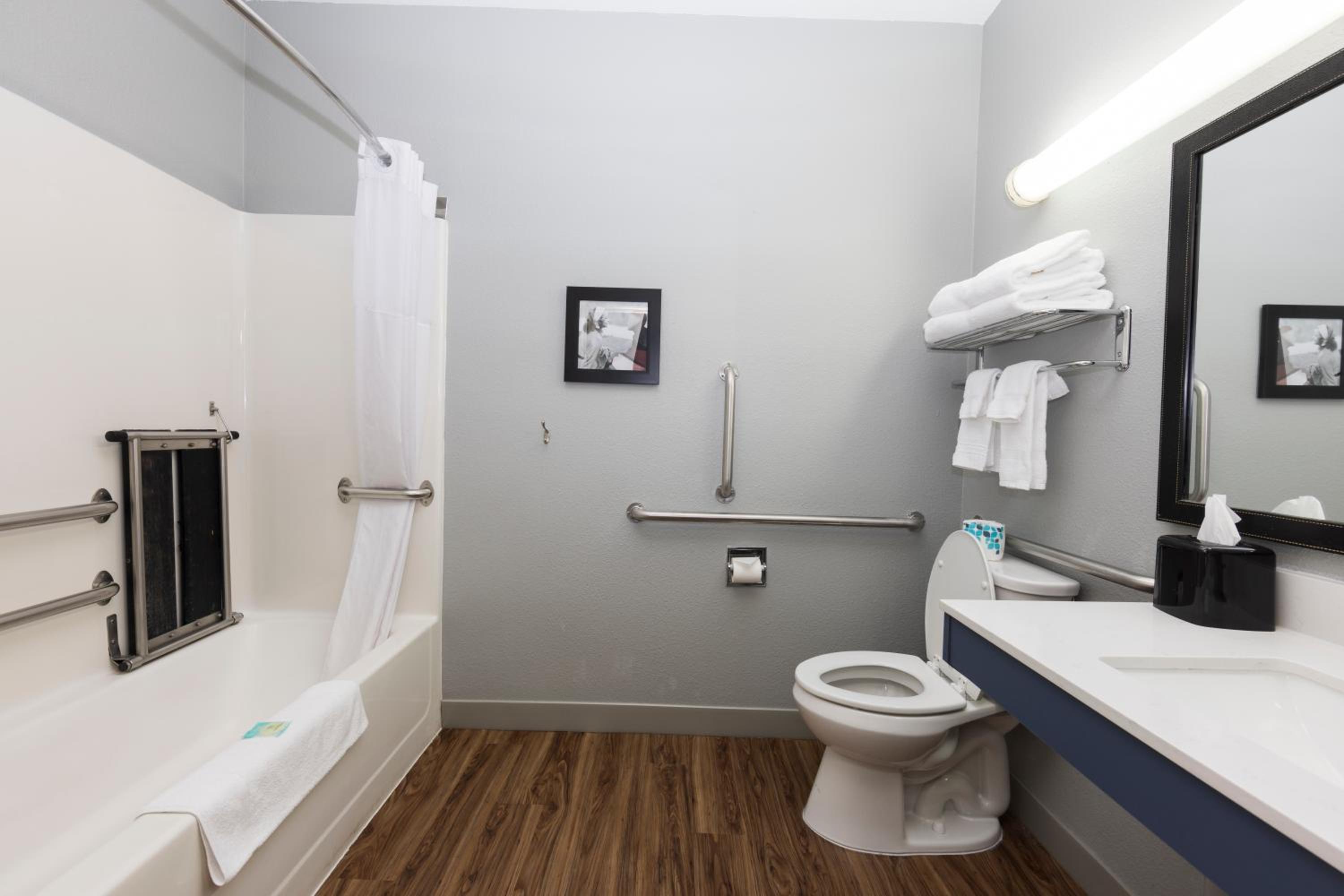 Queen Room with Two Queen Beds - Disability Access - Photo 14
