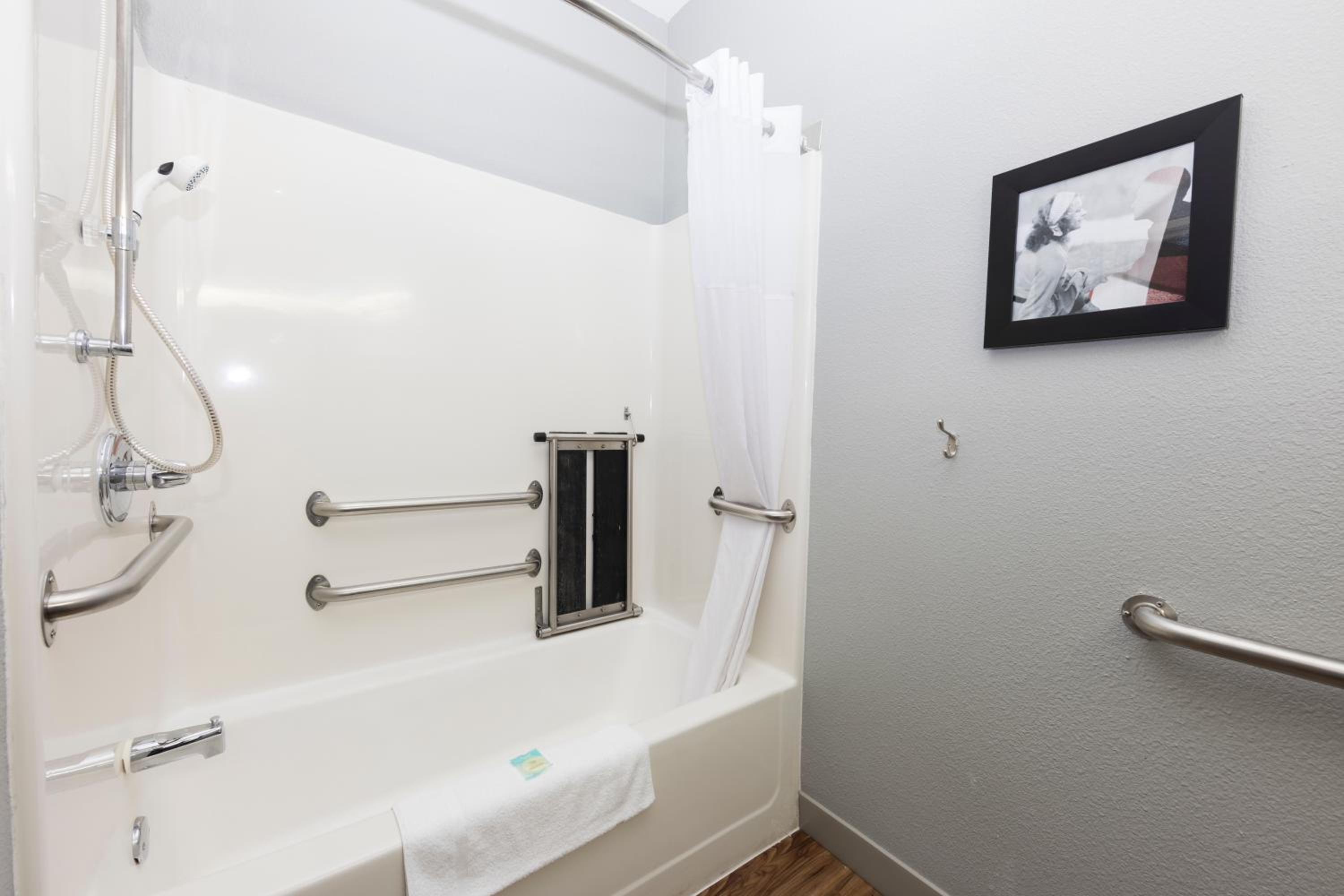 Queen Room with Two Queen Beds - Disability Access - Photo 10