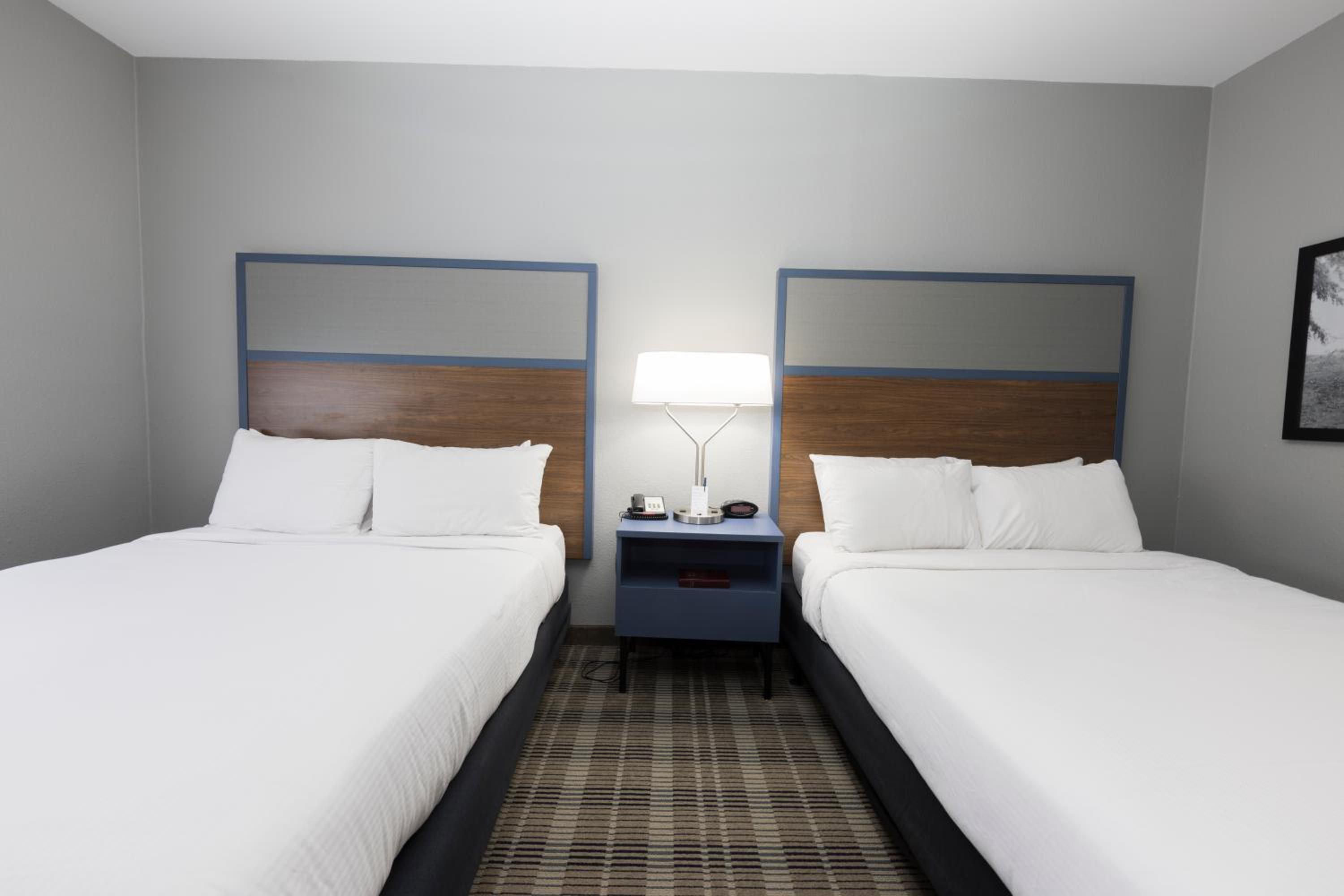 Queen Room with Two Queen Beds - Non-Smoking - Photo 7