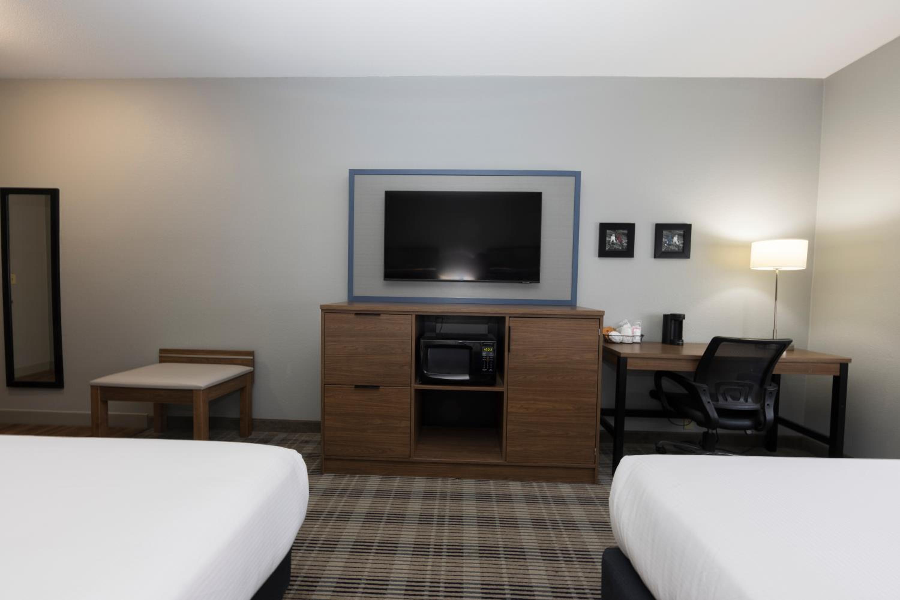 Queen Room with Two Queen Beds - Disability Access - Photo 13