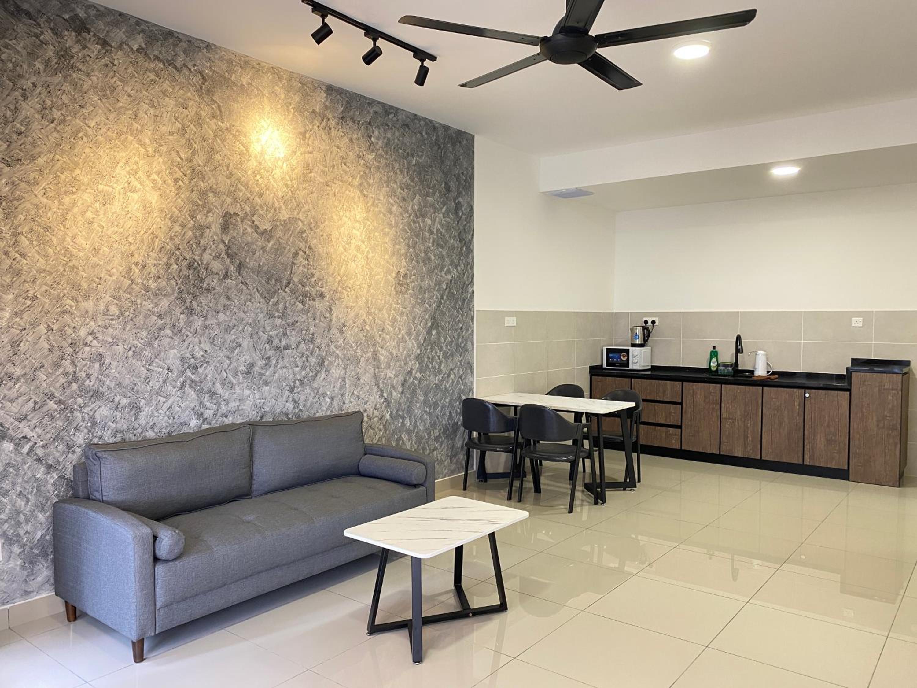 One-Bedroom Apartment - Photo 3