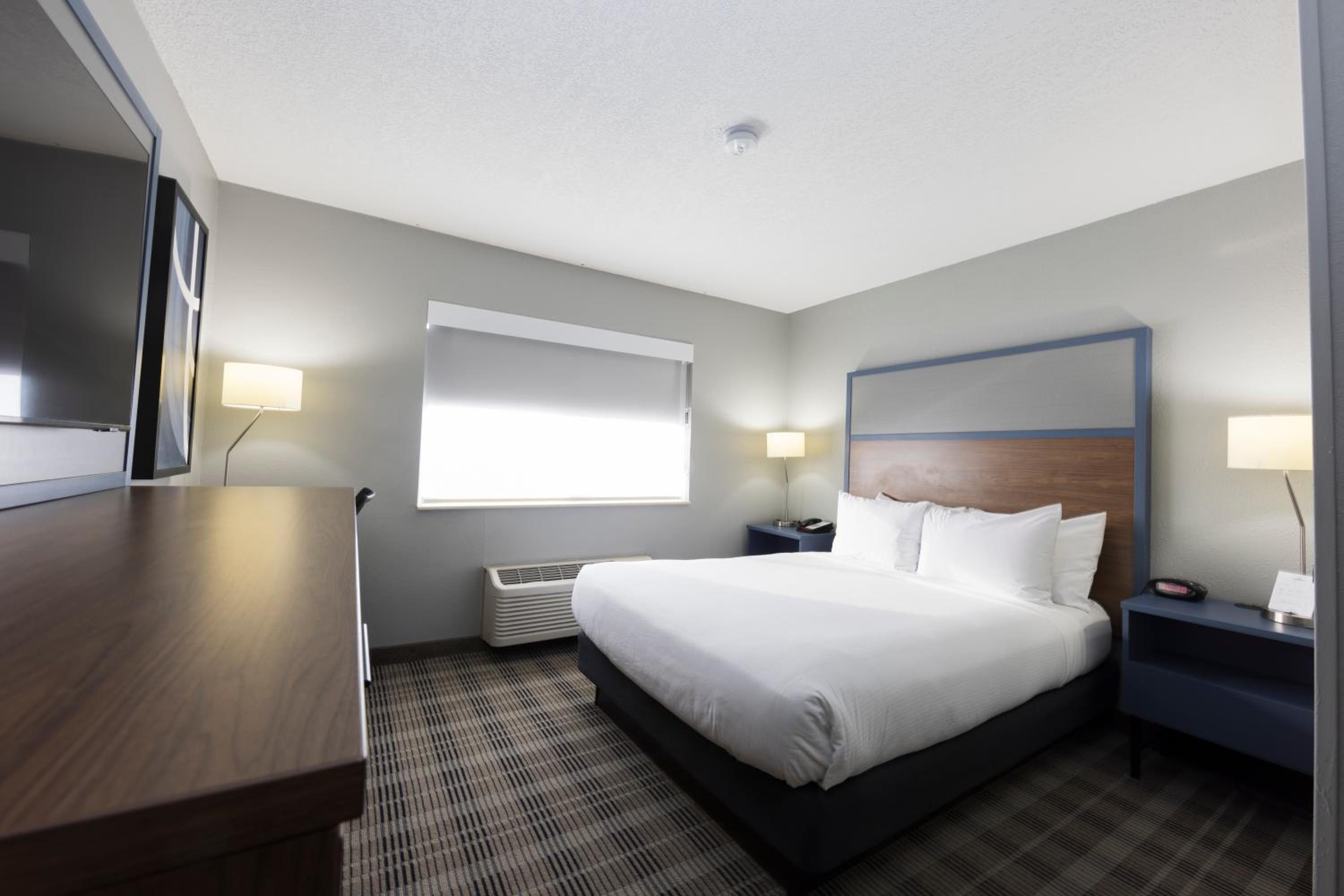King Room - Non-Smoking - Photo 7