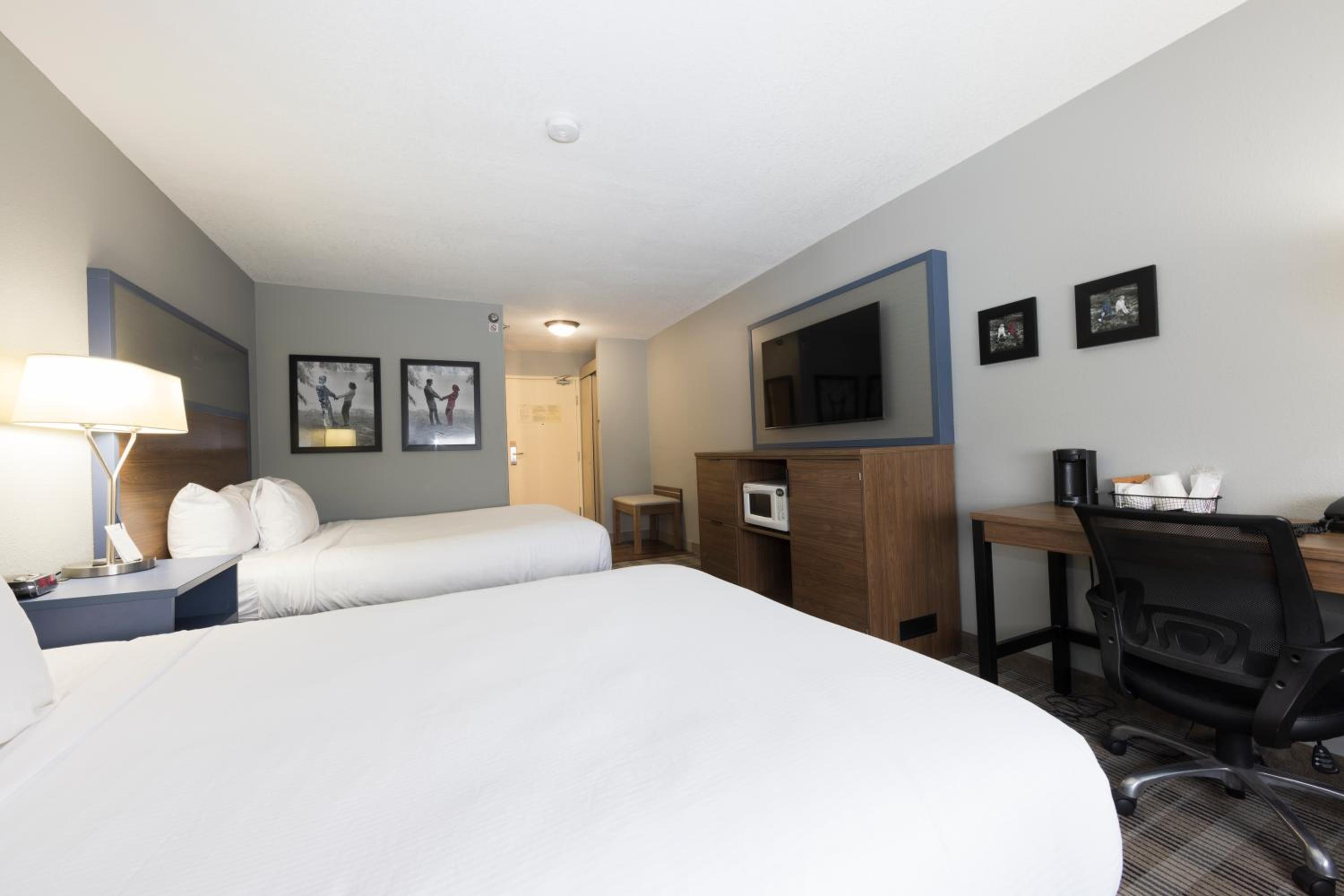 Queen Room with Two Queen Beds - Non-Smoking - Photo 5