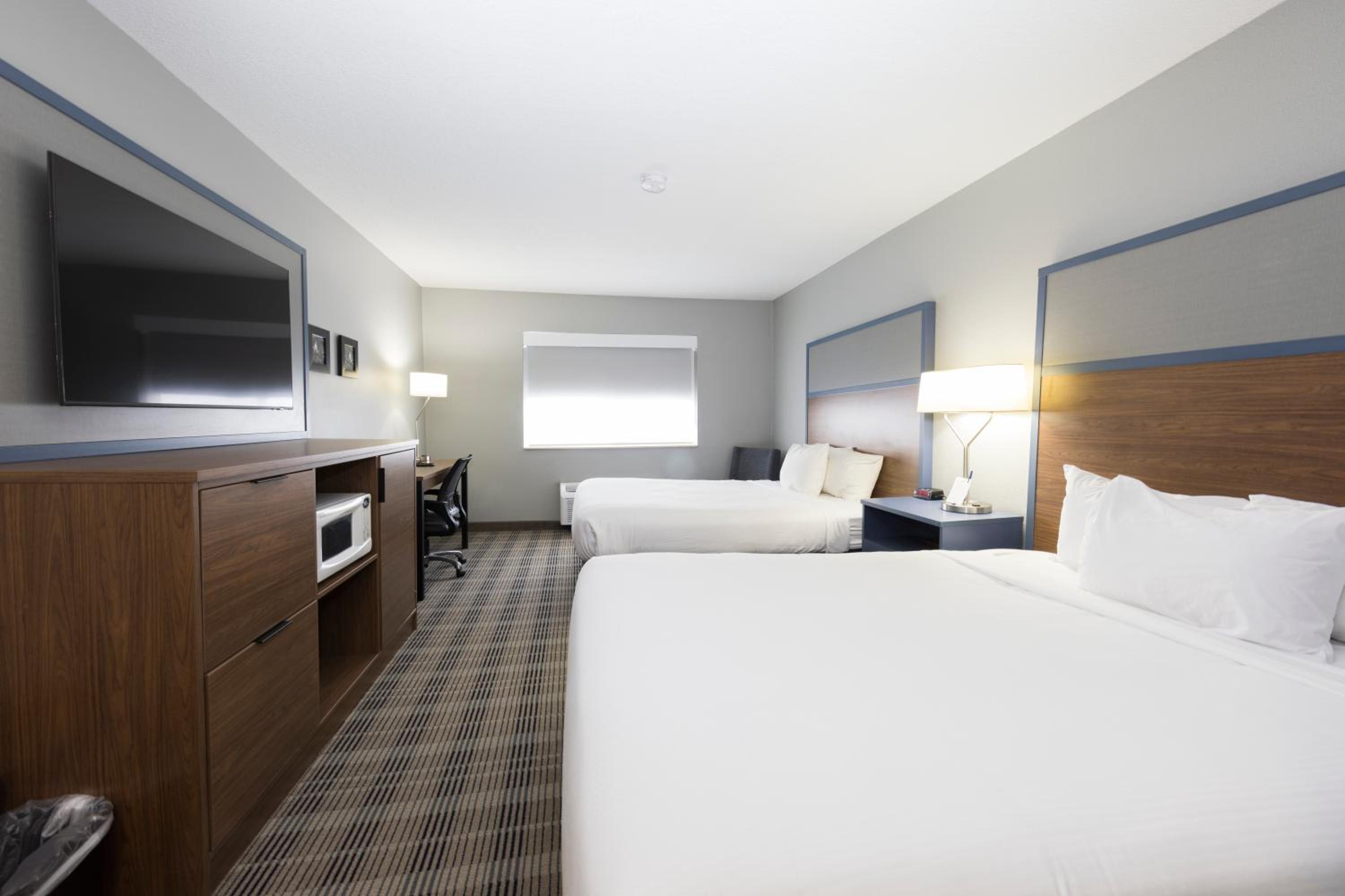 Queen Room with Two Queen Beds - Non-Smoking - Photo 3