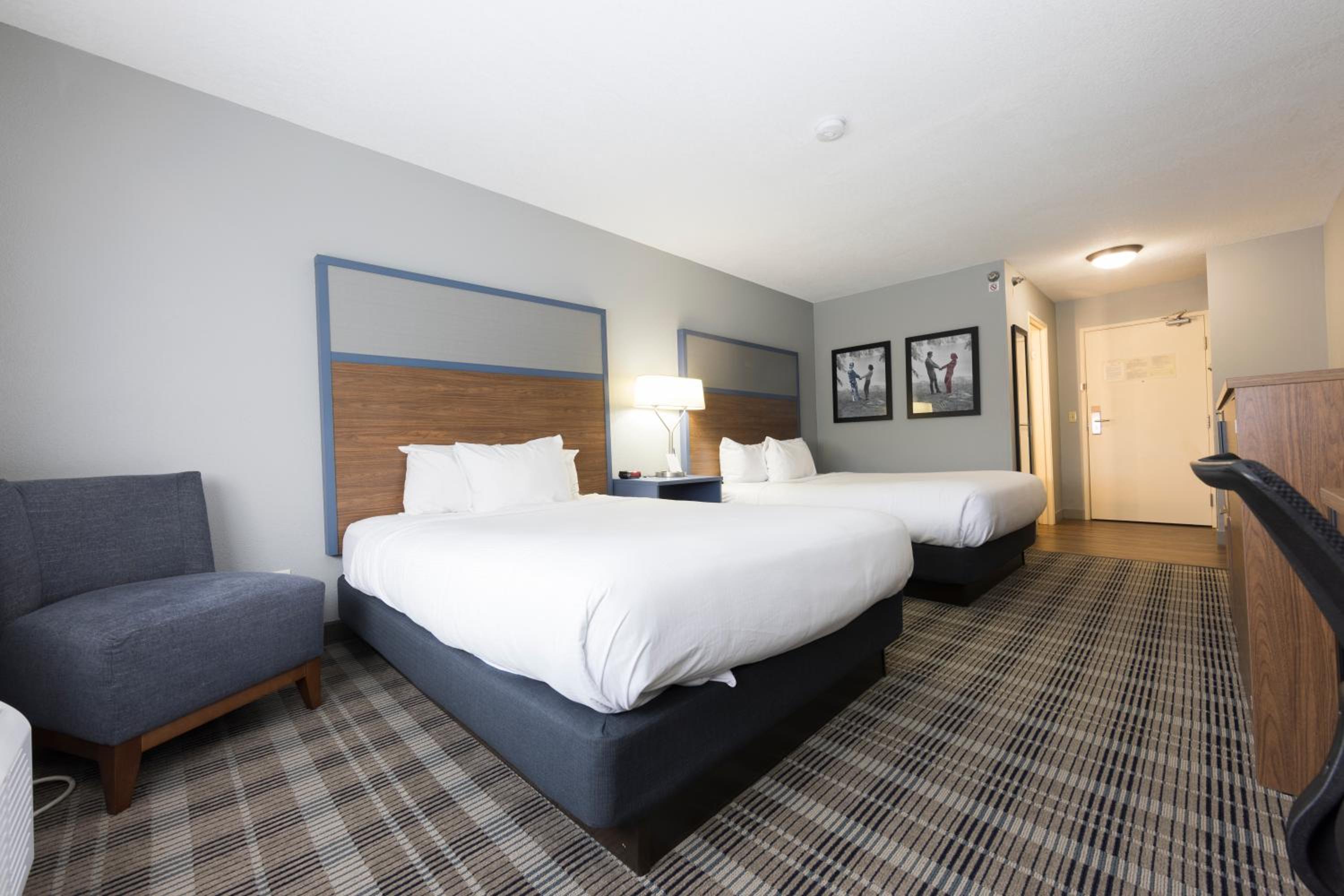 Queen Room with Two Queen Beds - Non-Smoking - Photo 4