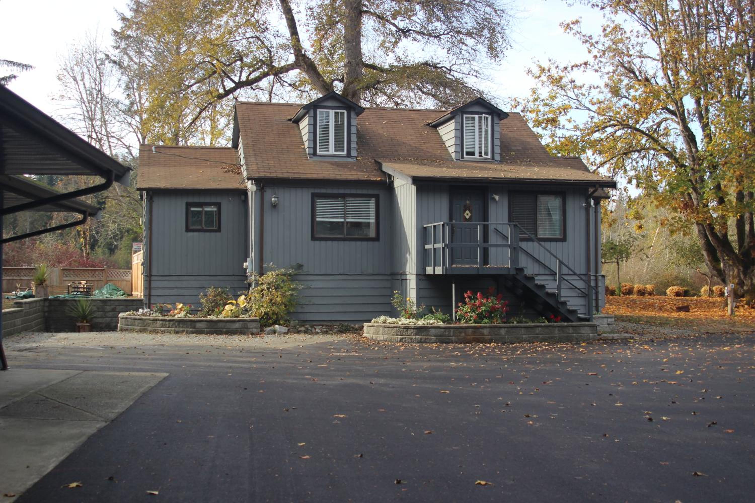 Four-Bedroom House - Photo 18