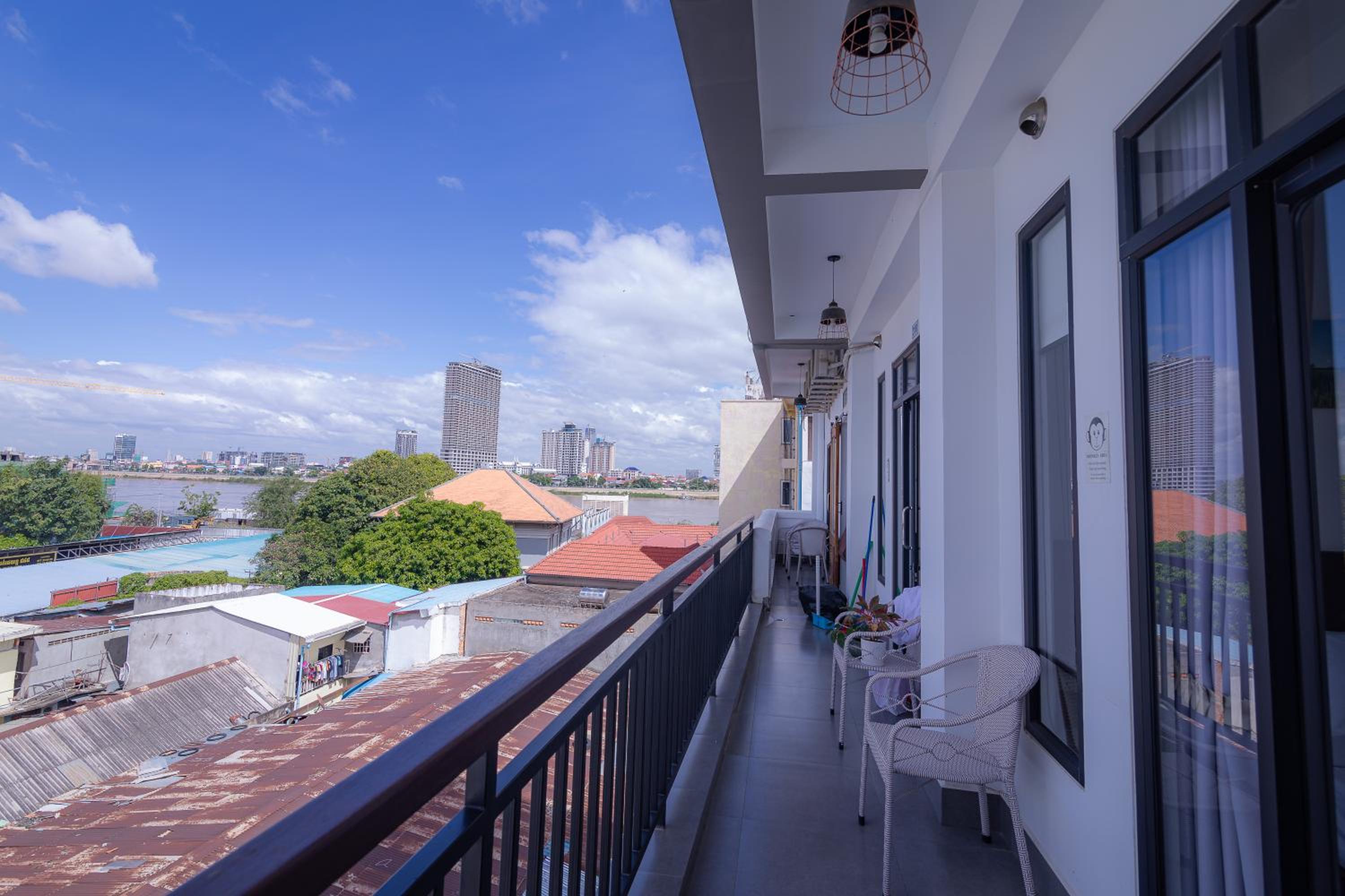 Deluxe Double Room with Balcony - Photo 6