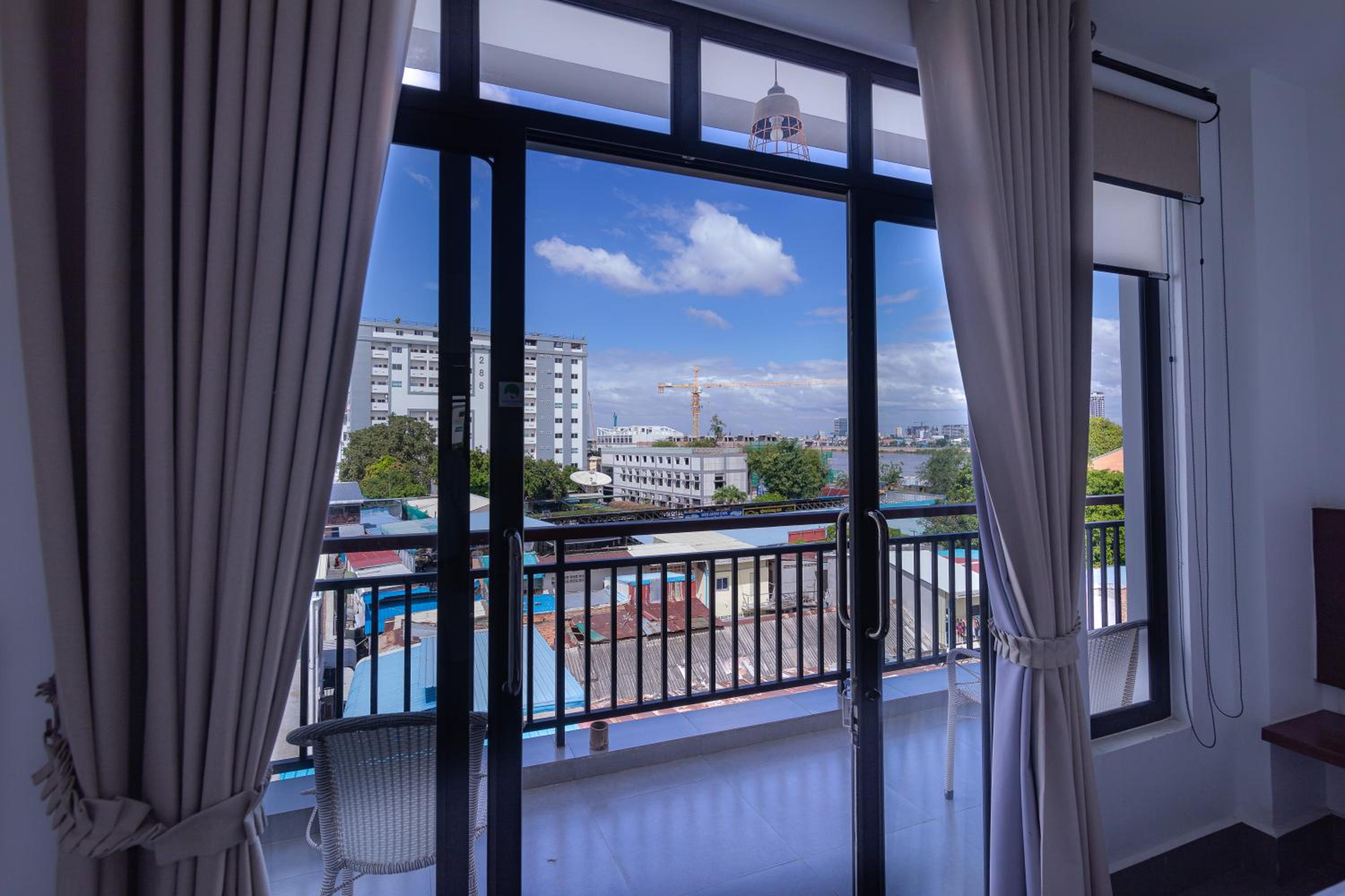 Deluxe Double Room with Balcony - Photo 5