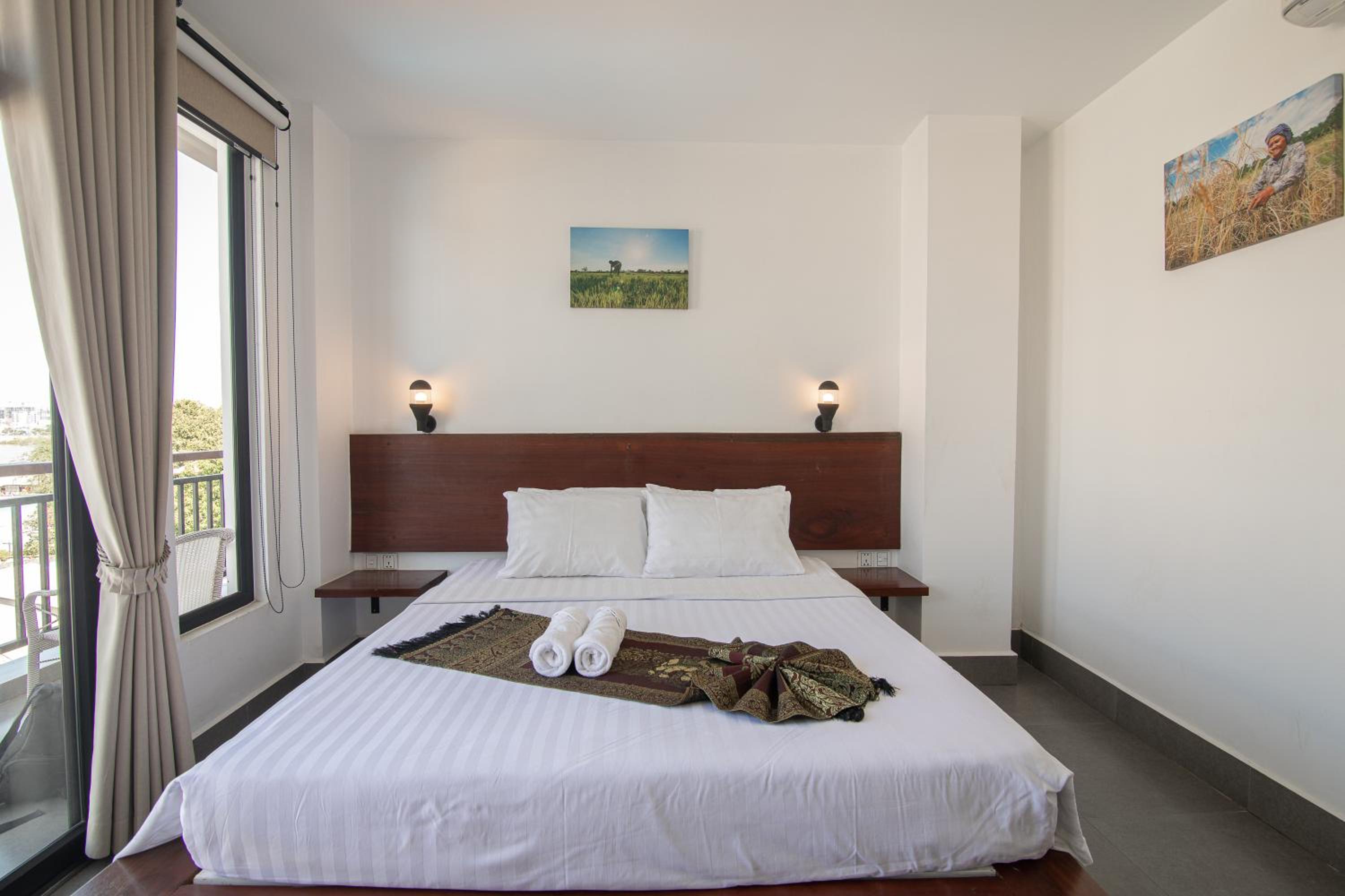 Deluxe Double Room with Balcony - Photo 9