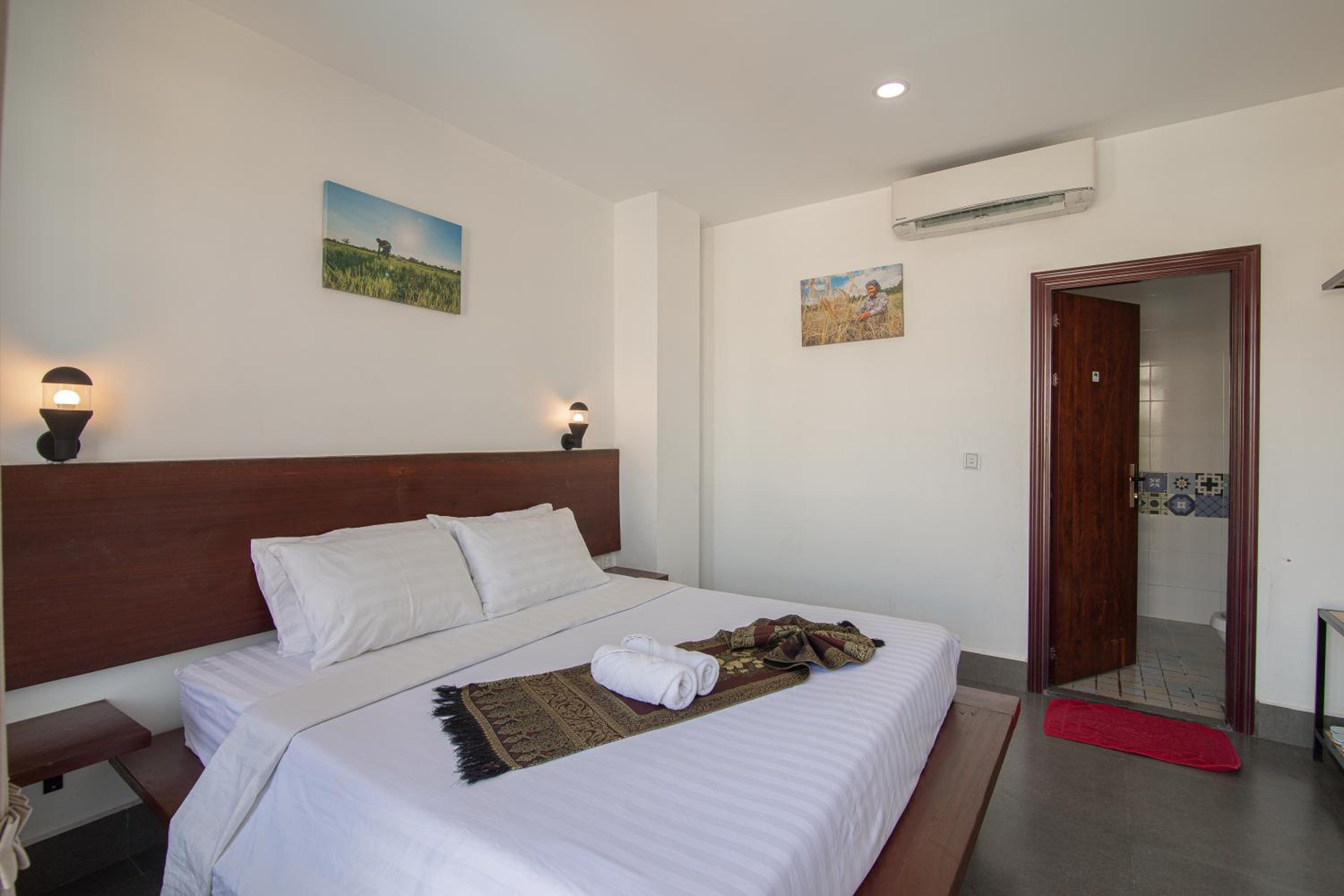 Deluxe Double Room with Balcony - Photo 10