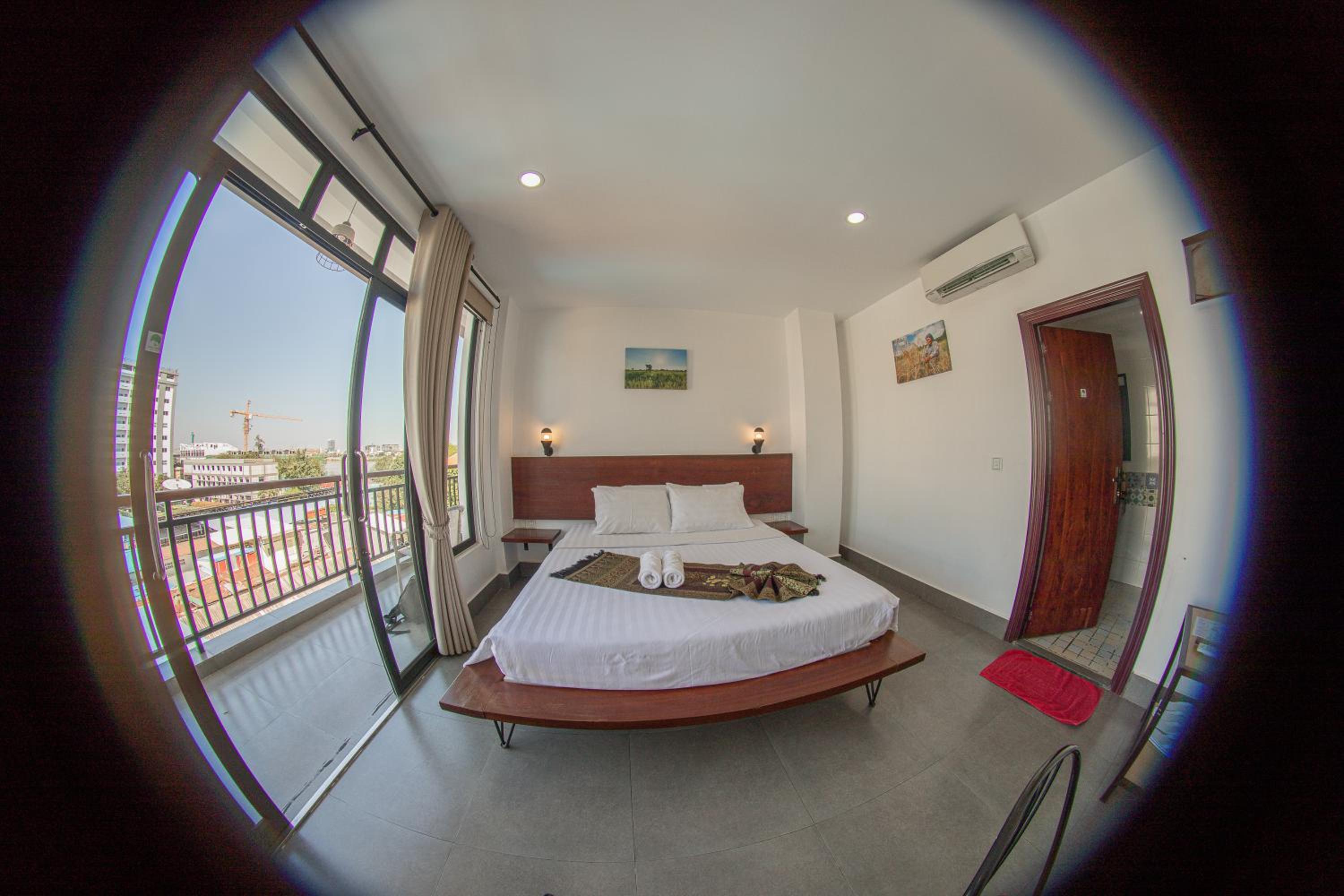 Deluxe Double Room with Balcony - Photo 4