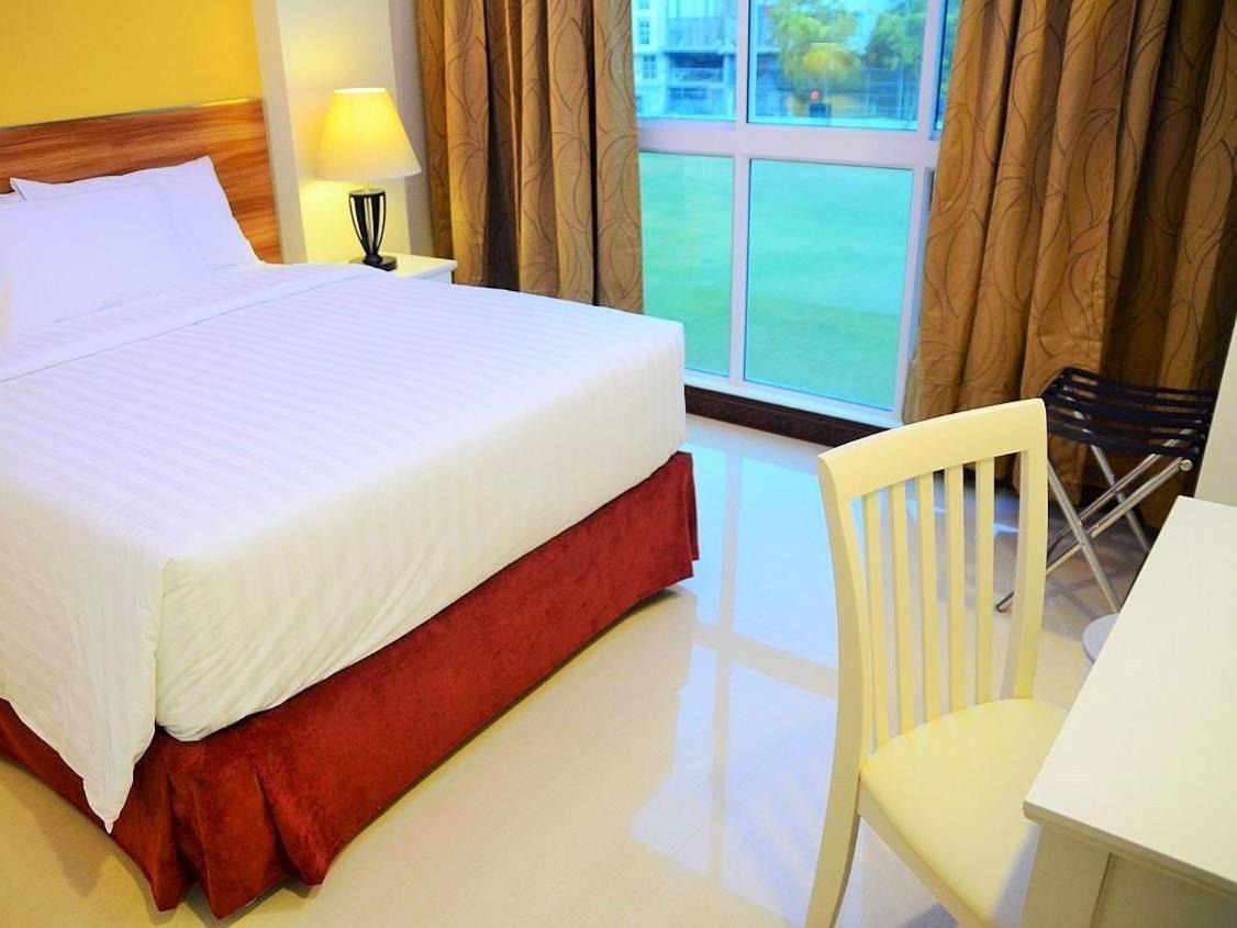 Deluxe Double Room with Side Sea View photo 1