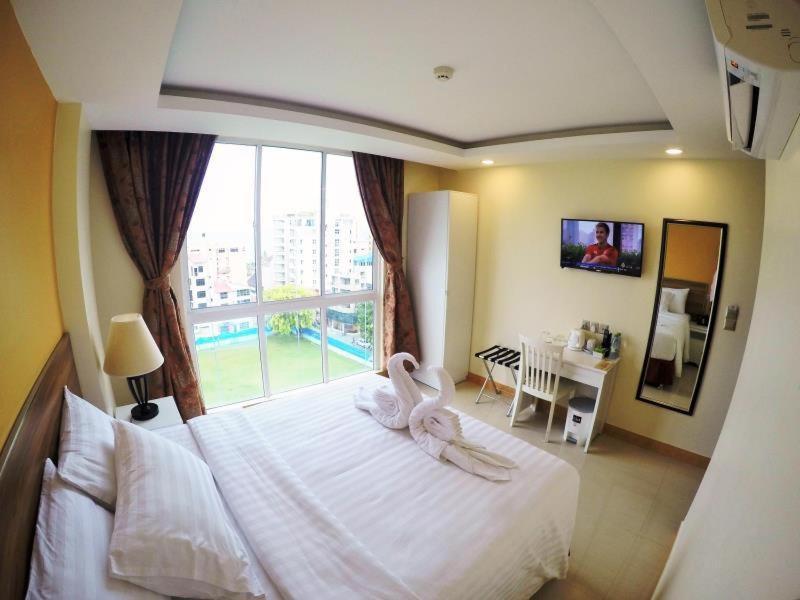 Deluxe Double Room with Side Sea View photo 2