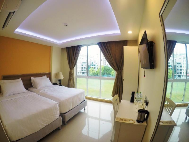 Twin Room with City View photo 2